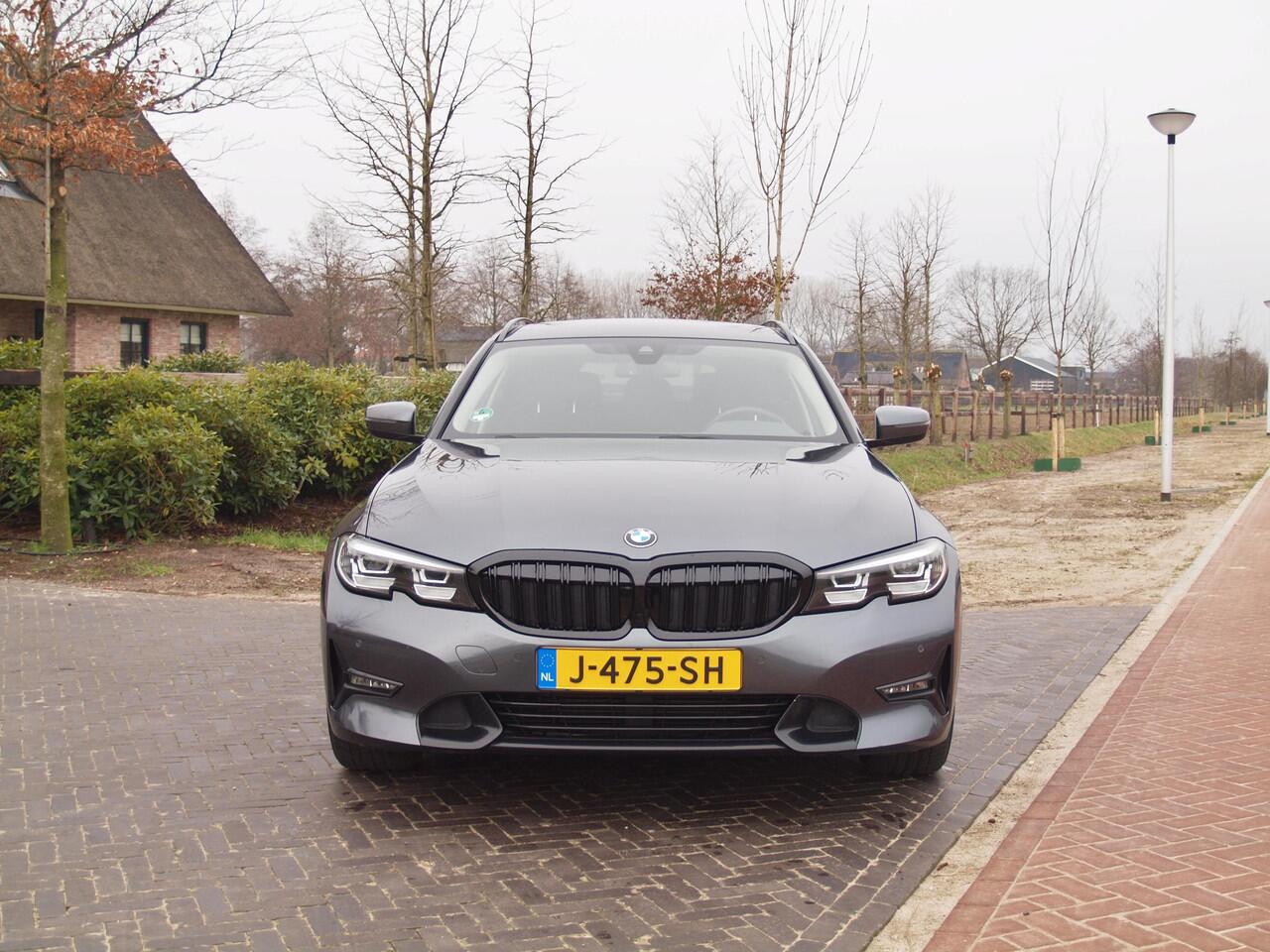 BMW 3-SERIE Touring 318i Executive Edition | Apple Carplay | Cruise Control | Sfeerverlichting | Parkeersensoren |