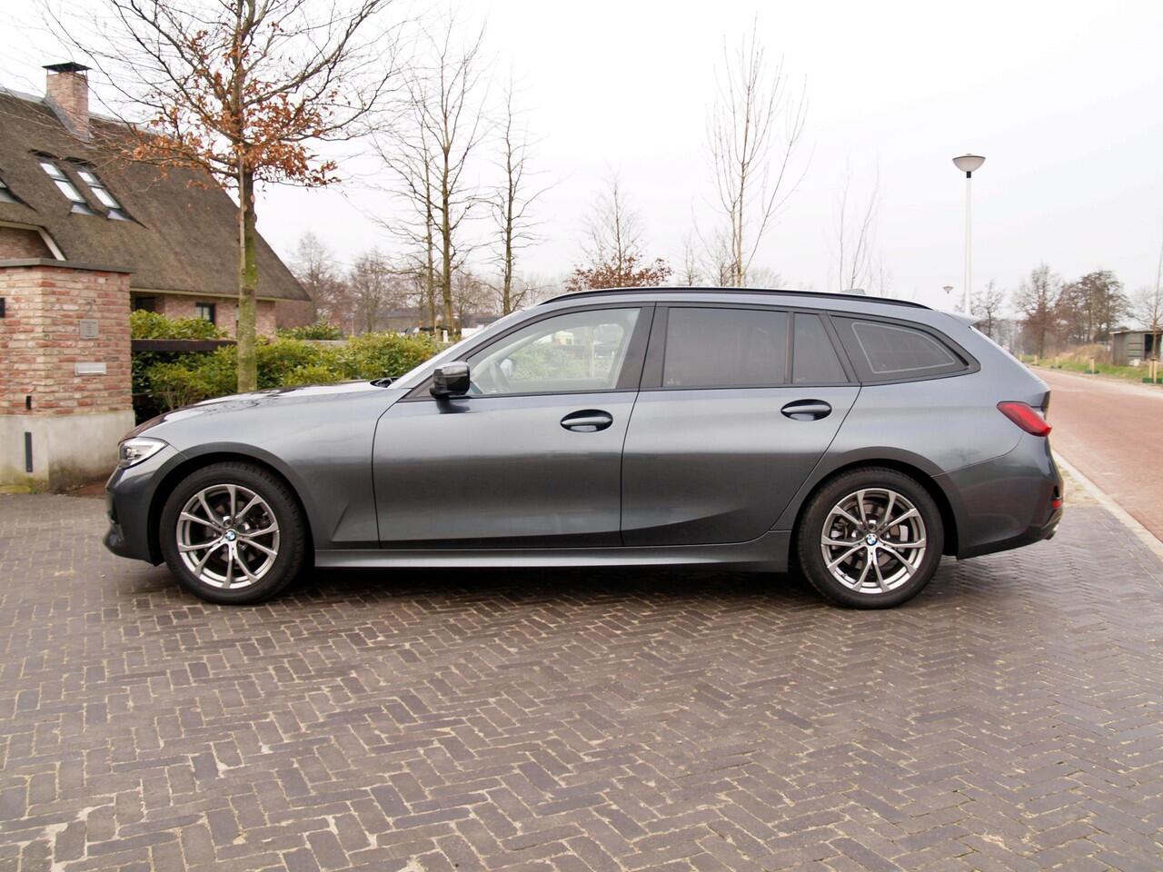 BMW 3-SERIE Touring 318i Executive Edition | Apple Carplay | Cruise Control | Sfeerverlichting | Parkeersensoren |