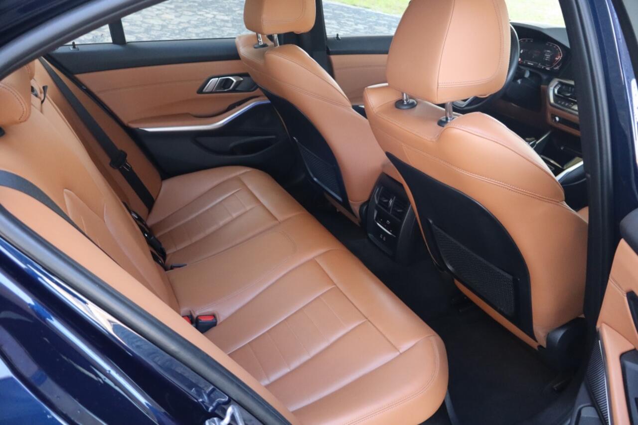 BMW 3-SERIE 318i High Exe Individual | Geen import | Trekhaak | Schuifdak |