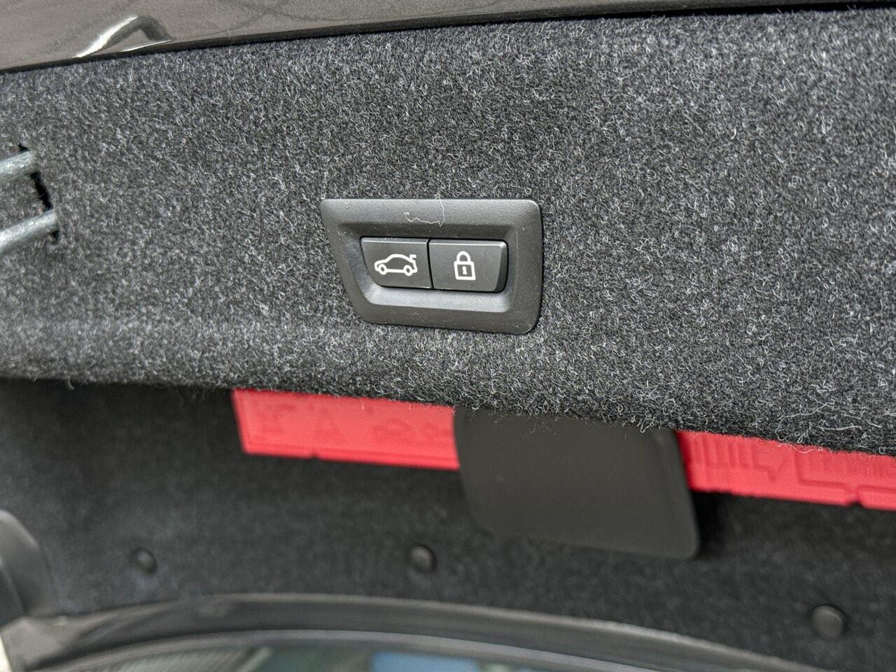 BMW 3-SERIE Sedan 330e Individual Edition Nappa leder interieur / Selections