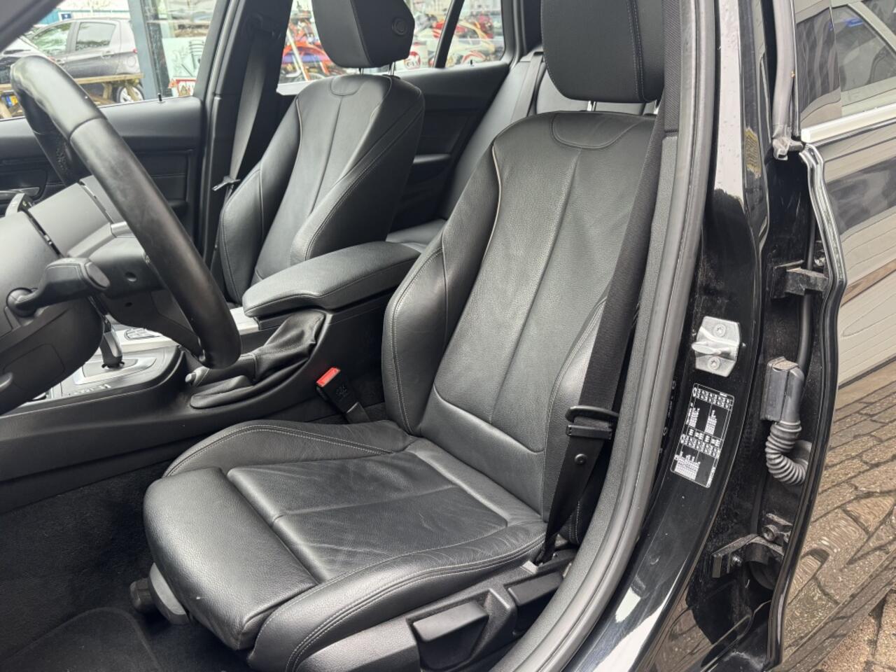 BMW 3-SERIE 318i M-sport Leer/stoelvw/trekhaak