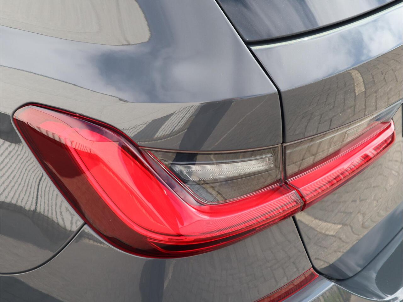 BMW 3-SERIE Touring 320i High Executive M Sport / Panodak / Sportleder / Adaptive Cruise / Apple CarPlay