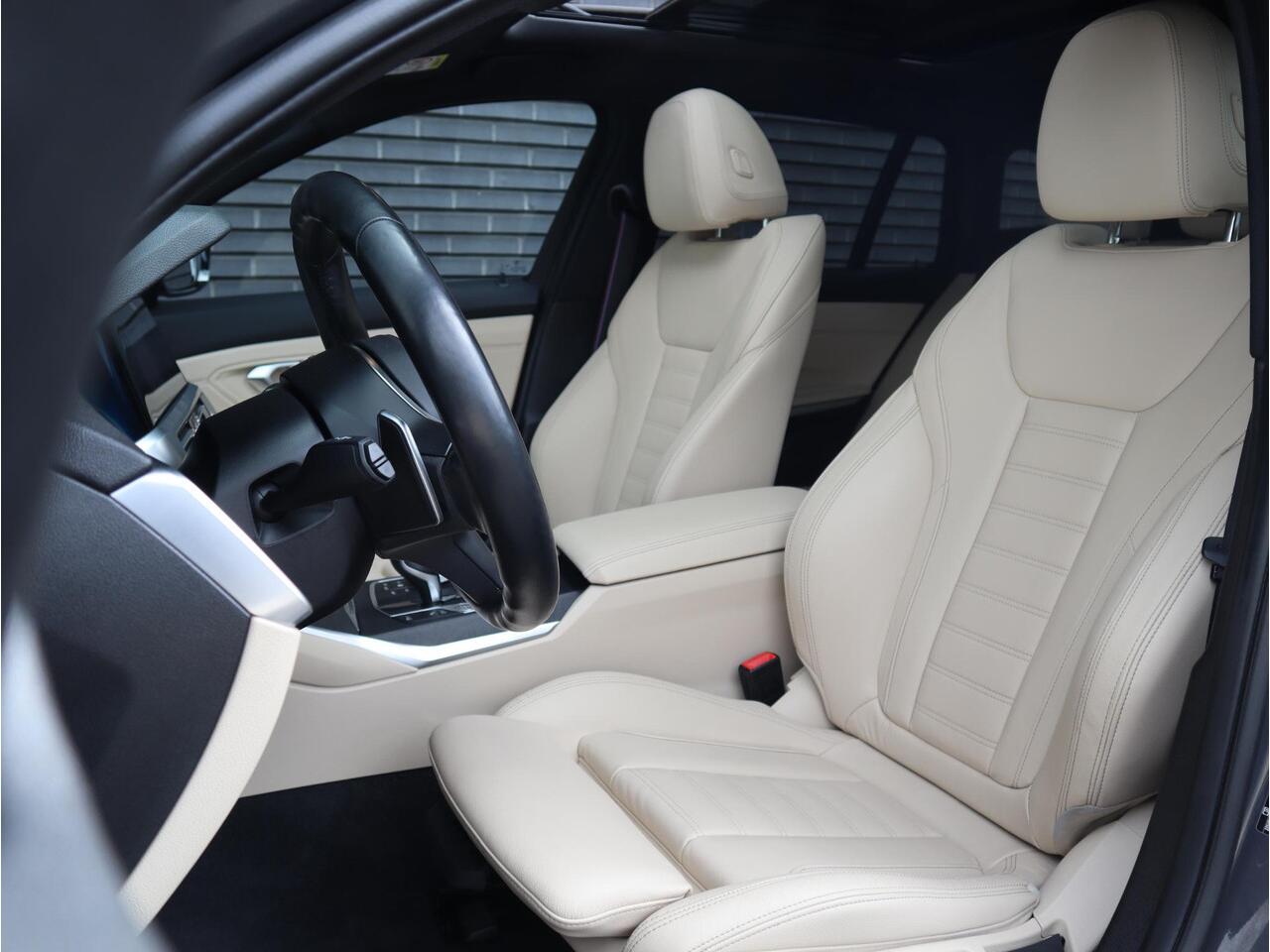 BMW 3-SERIE Touring 320i High Executive M Sport / Panodak / Sportleder / Adaptive Cruise / Apple CarPlay