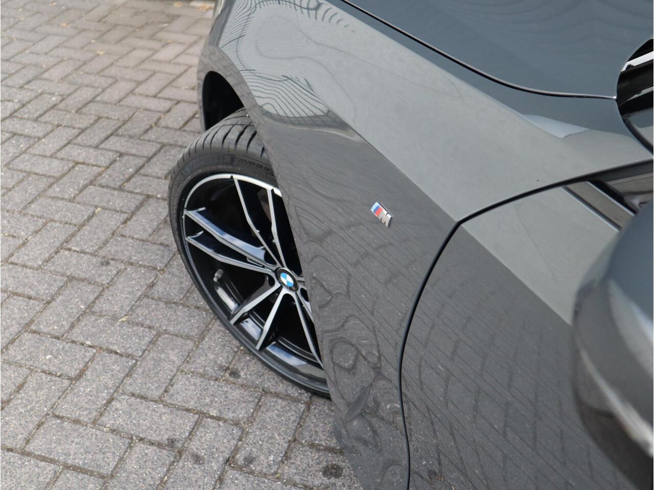 BMW 3-SERIE Touring 320i High Executive M Sport / Panodak / Sportleder / Adaptive Cruise / Apple CarPlay