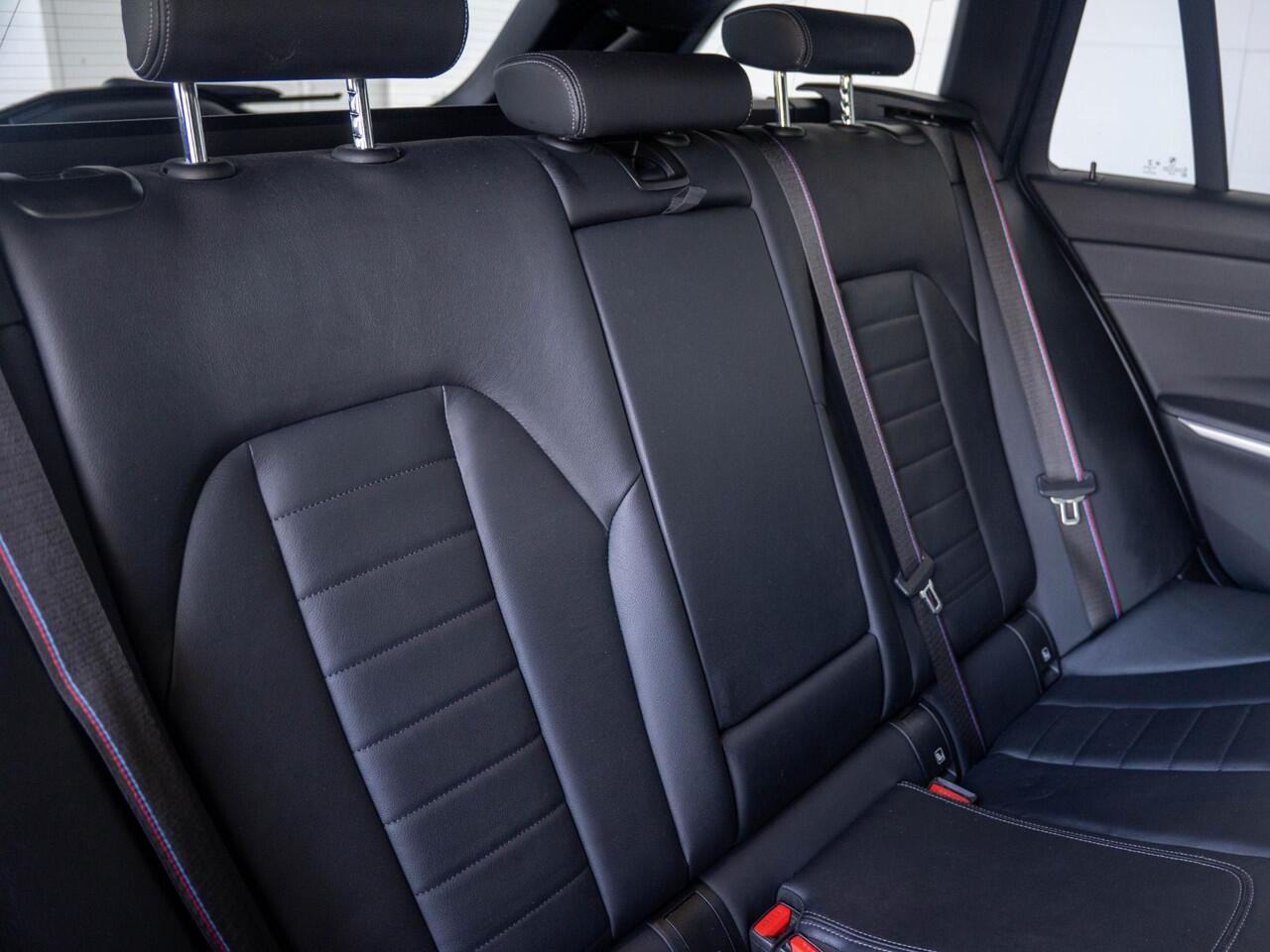 BMW 3-SERIE Touring 320i | High Executive | M Sport Plus Pack | 19'' | Achteruitrijcamera | Panoramadak | Stoelverwarming | Head-Up Display | Cruise Control