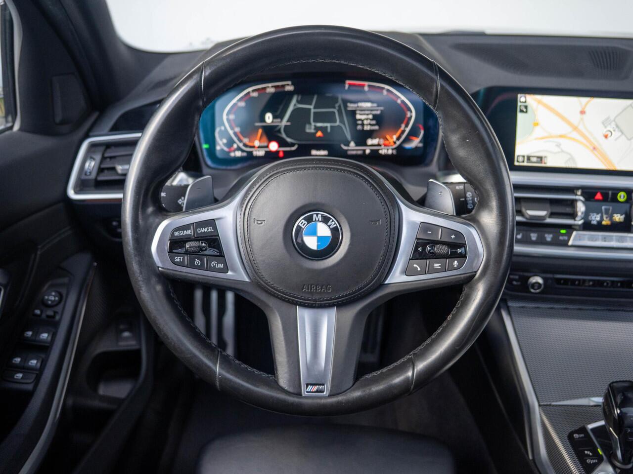 BMW 3-SERIE Touring 320i | High Executive | M Sport Plus Pack | 19'' | Achteruitrijcamera | Panoramadak | Stoelverwarming | Head-Up Display | Cruise Control