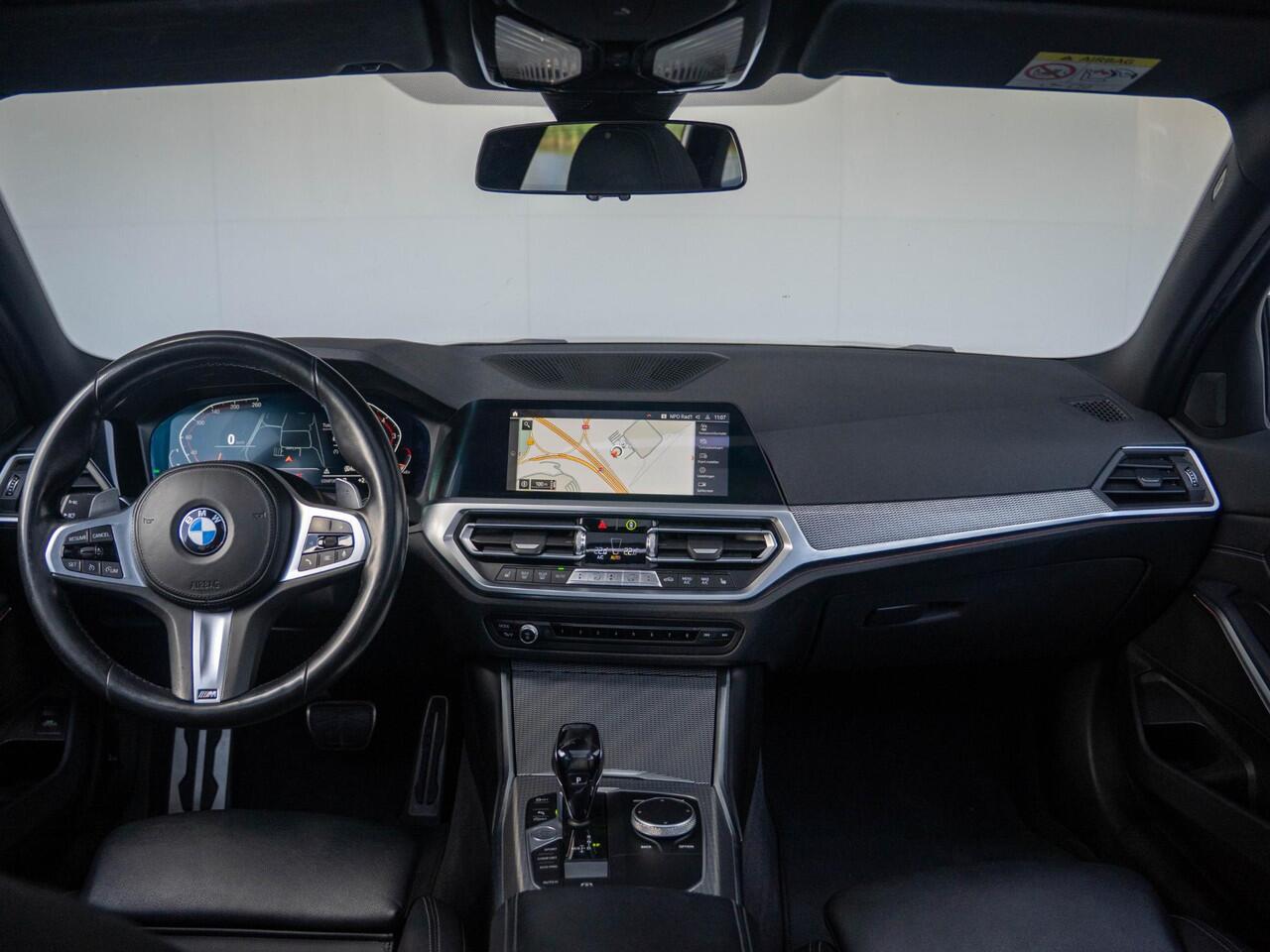 BMW 3-SERIE Touring 320i | High Executive | M Sport Plus Pack | 19'' | Achteruitrijcamera | Panoramadak | Stoelverwarming | Head-Up Display | Cruise Control