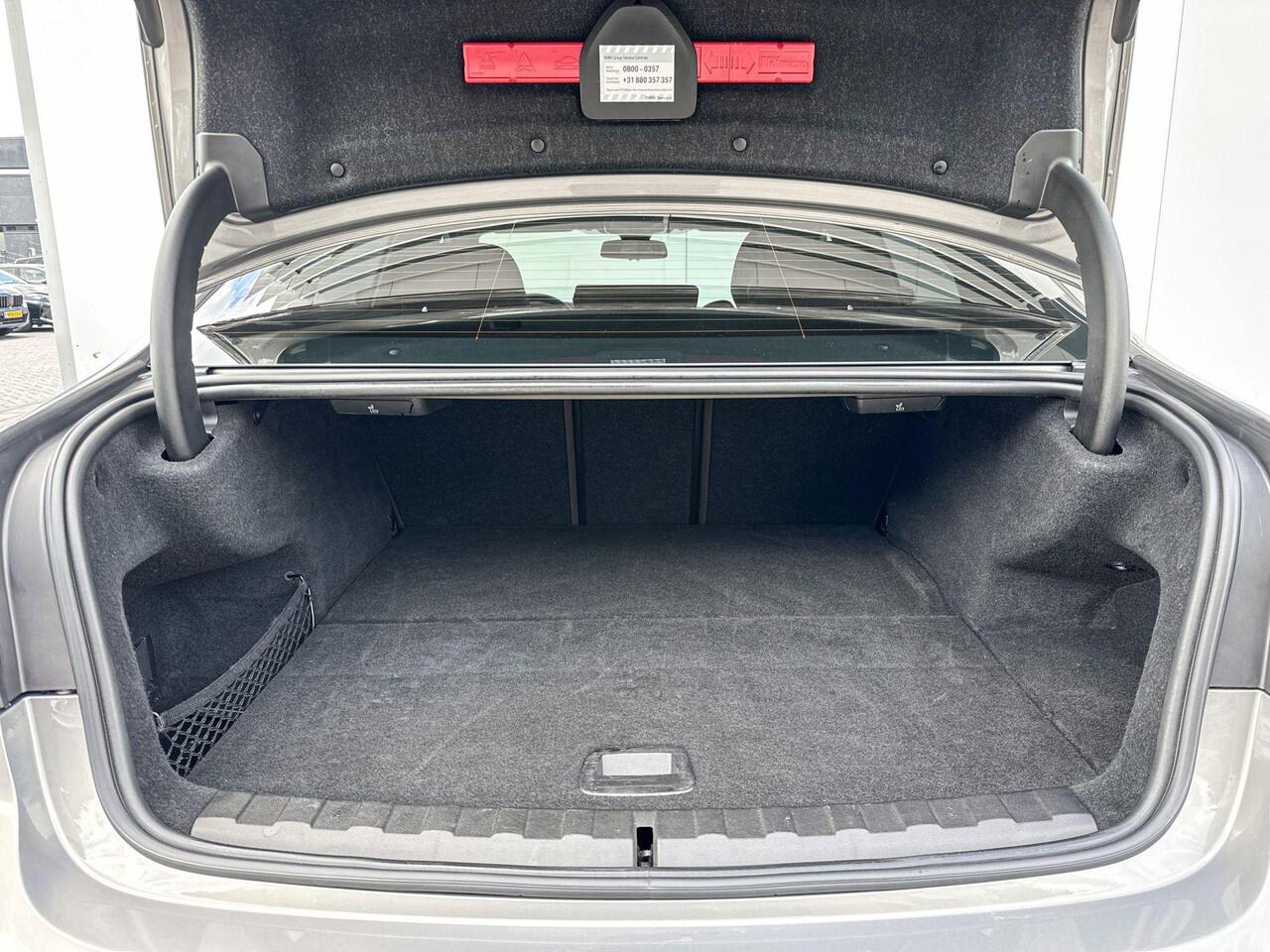 BMW 3-SERIE Sedan 330e High Executive / Harman Kardon / Head Up / Adaptive Cruise Control / Comfort Access / 18 Inch / Trekhaak Zwenkbaar / Selections