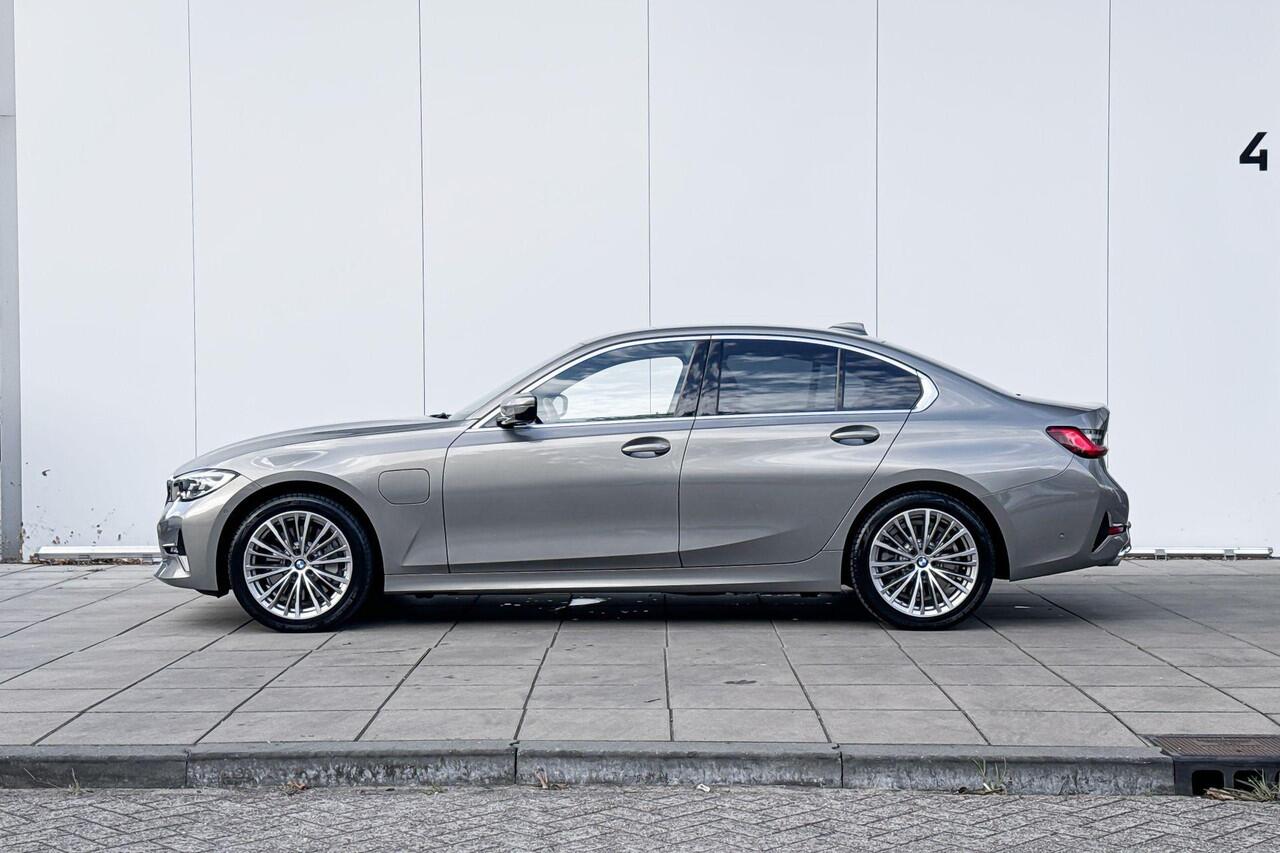 BMW 3-SERIE Sedan 330e High Executive / Harman Kardon / Head Up / Adaptive Cruise Control / Comfort Access / 18 Inch / Trekhaak Zwenkbaar / Selections
