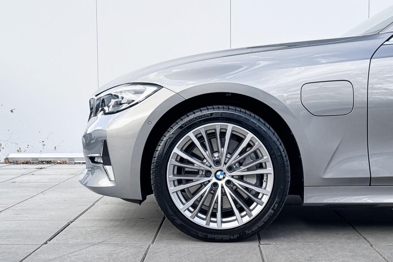 BMW 3-SERIE Sedan 330e High Executive / Harman Kardon / Head Up / Adaptive Cruise Control / Comfort Access / 18 Inch / Trekhaak Zwenkbaar / Selections