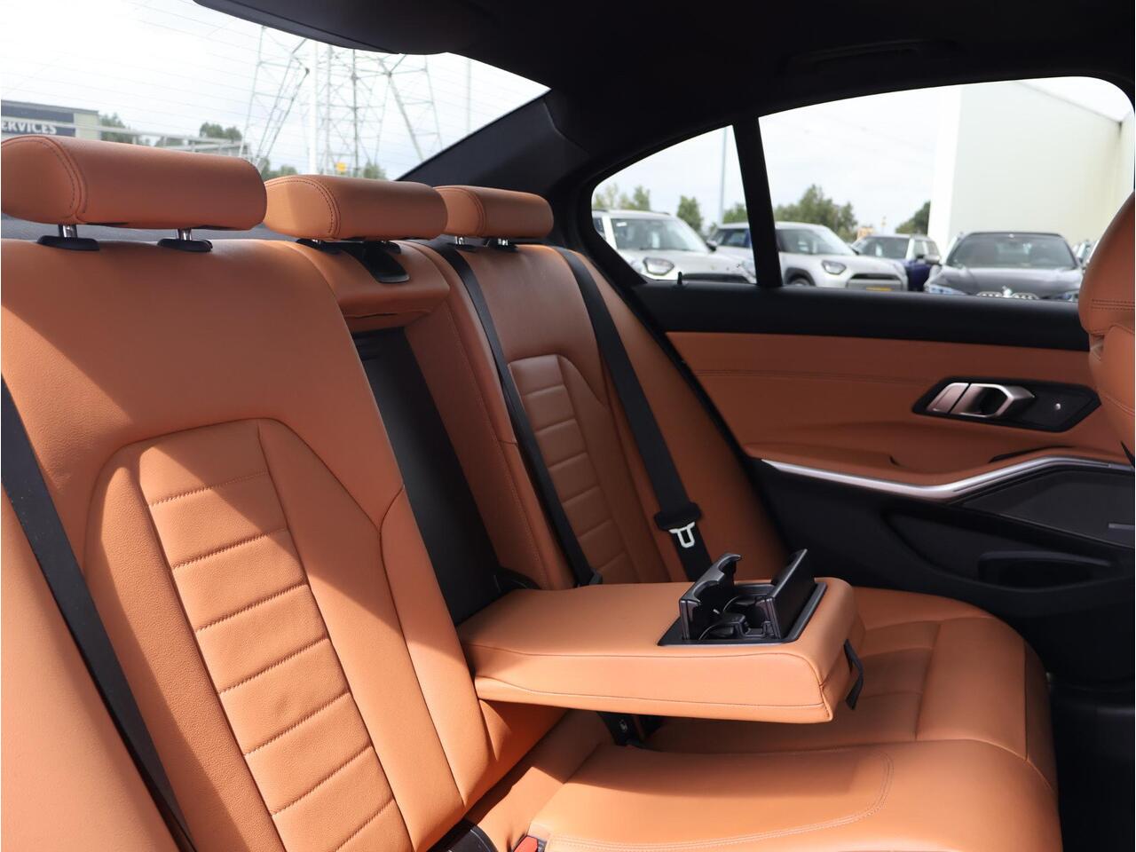 BMW 3-SERIE 318i High Executive Edition Stuurwielverwarming/ Head-Up/ Harman-Kardon/ Stoelverwarming/ Achteruitrijcamera/ Sportstoelen/ Panoramadak