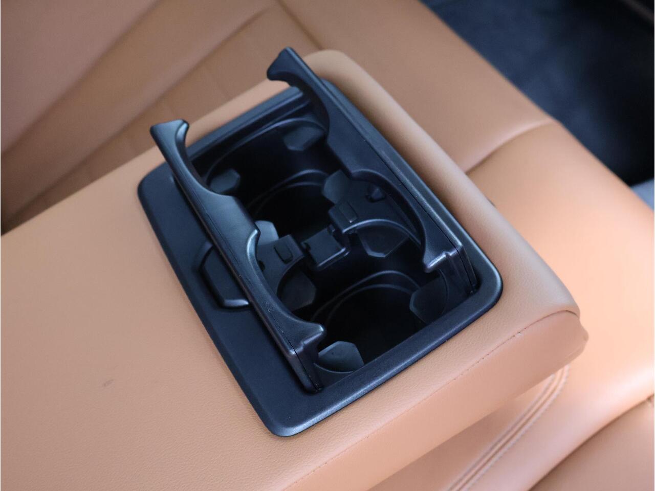 BMW 3-SERIE 318i High Executive Edition Stuurwielverwarming/ Head-Up/ Harman-Kardon/ Stoelverwarming/ Achteruitrijcamera/ Sportstoelen/ Panoramadak