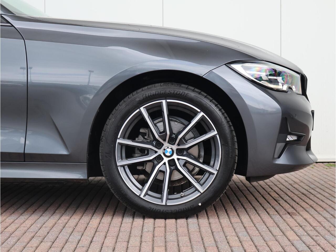 BMW 3-SERIE 318i High Executive Edition Stuurwielverwarming/ Head-Up/ Harman-Kardon/ Stoelverwarming/ Achteruitrijcamera/ Sportstoelen/ Panoramadak