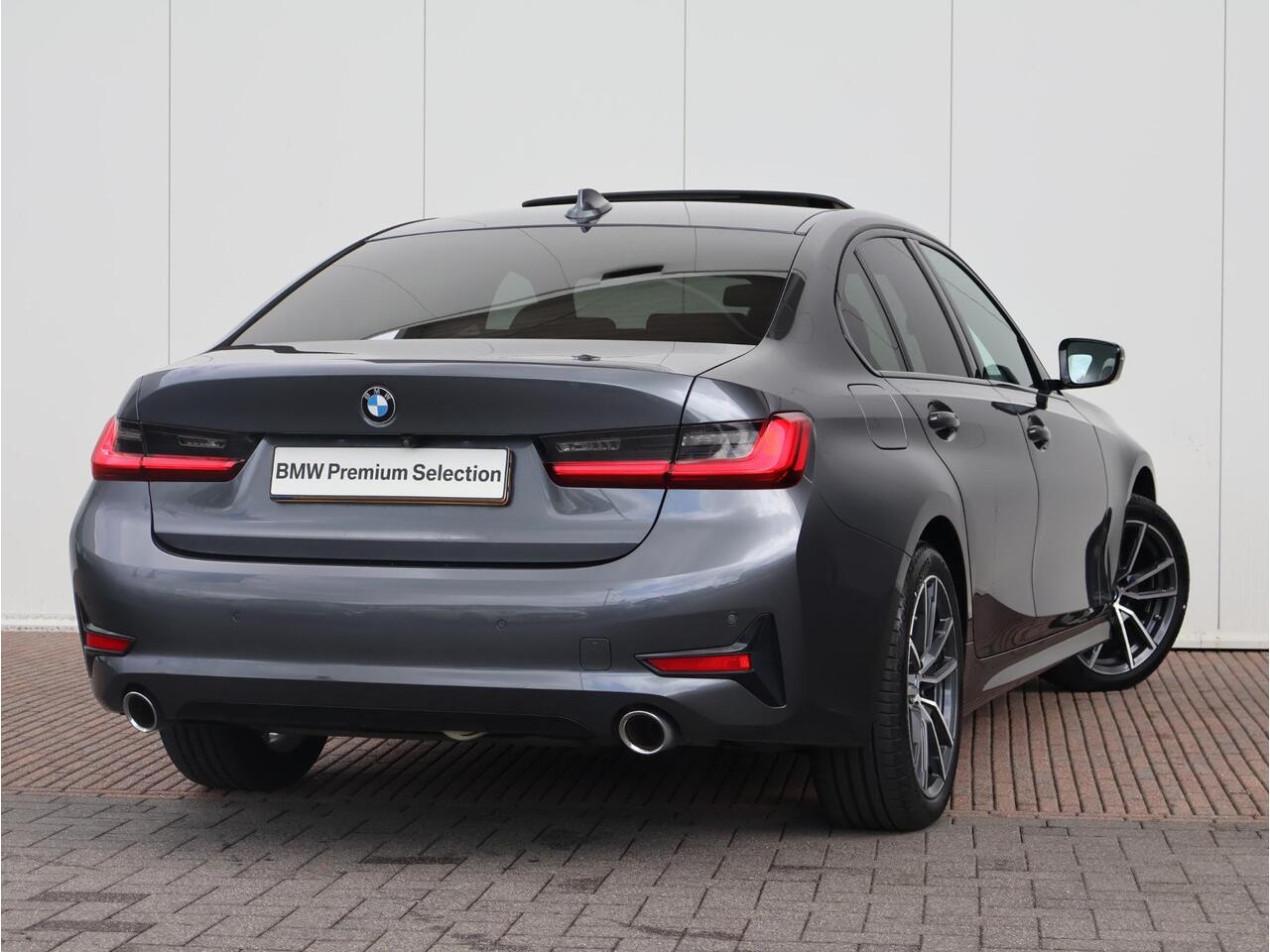 BMW 3-SERIE 318i High Executive Edition Stuurwielverwarming/ Head-Up/ Harman-Kardon/ Stoelverwarming/ Achteruitrijcamera/ Sportstoelen/ Panoramadak