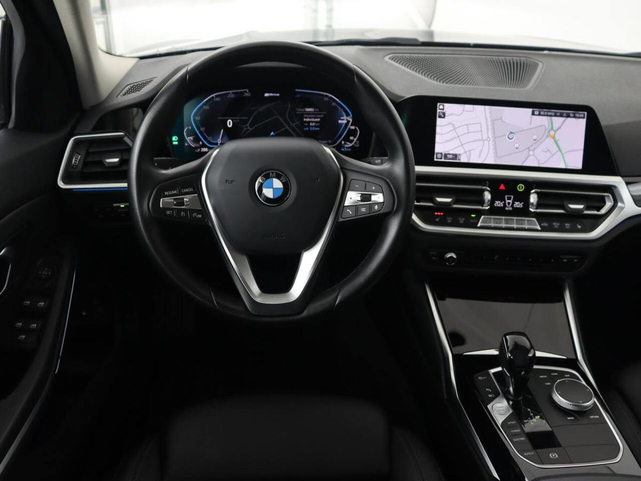 BMW 3-SERIE 330e Sport Line | Stoelverwarming | Carplay | Sportstoelen | Half leder | Camera | Navigatie | Live Cockpit | DAB | Full LED | Park Assist | Navigatie | Climate control | PHEV | Plug In