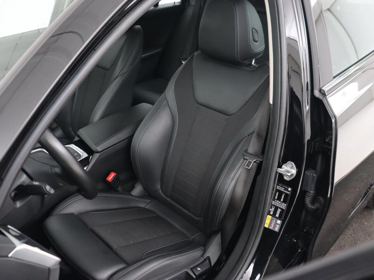 BMW 3-SERIE 330e Sport Line | Stoelverwarming | Carplay | Sportstoelen | Half leder | Camera | Navigatie | Live Cockpit | DAB | Full LED | Park Assist | Navigatie | Climate control | PHEV | Plug In