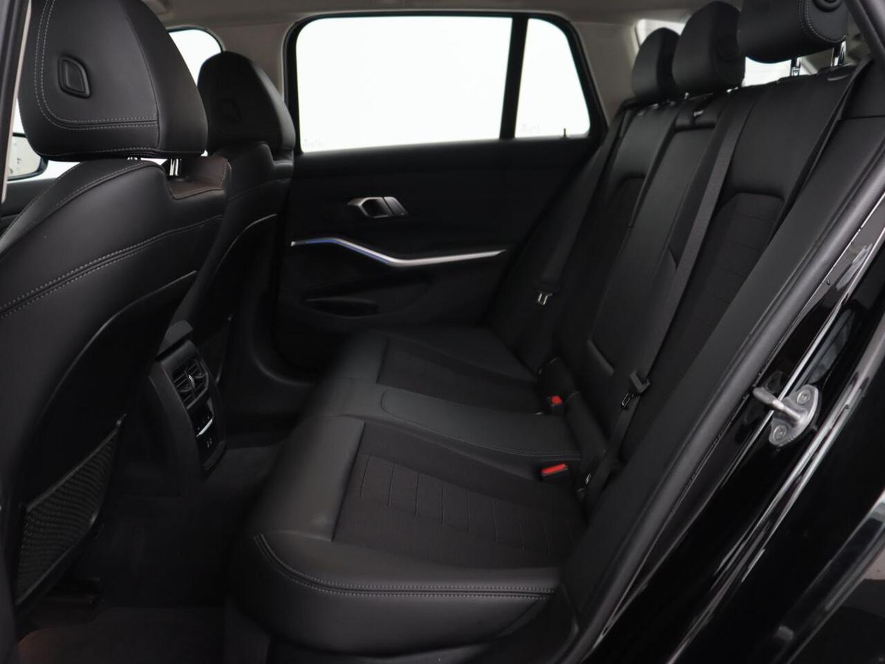 BMW 3-SERIE 330e Sport Line | Stoelverwarming | Carplay | Sportstoelen | Half leder | Camera | Navigatie | Live Cockpit | DAB | Full LED | Park Assist | Navigatie | Climate control | PHEV | Plug In