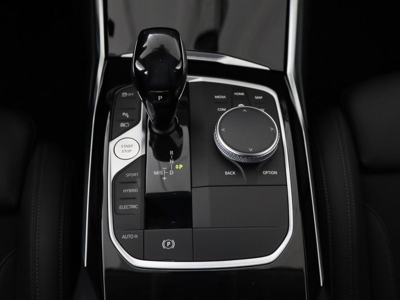 BMW 3-SERIE 330e Sport Line | Stoelverwarming | Carplay | Sportstoelen | Half leder | Camera | Navigatie | Live Cockpit | DAB | Full LED | Park Assist | Navigatie | Climate control | PHEV | Plug In