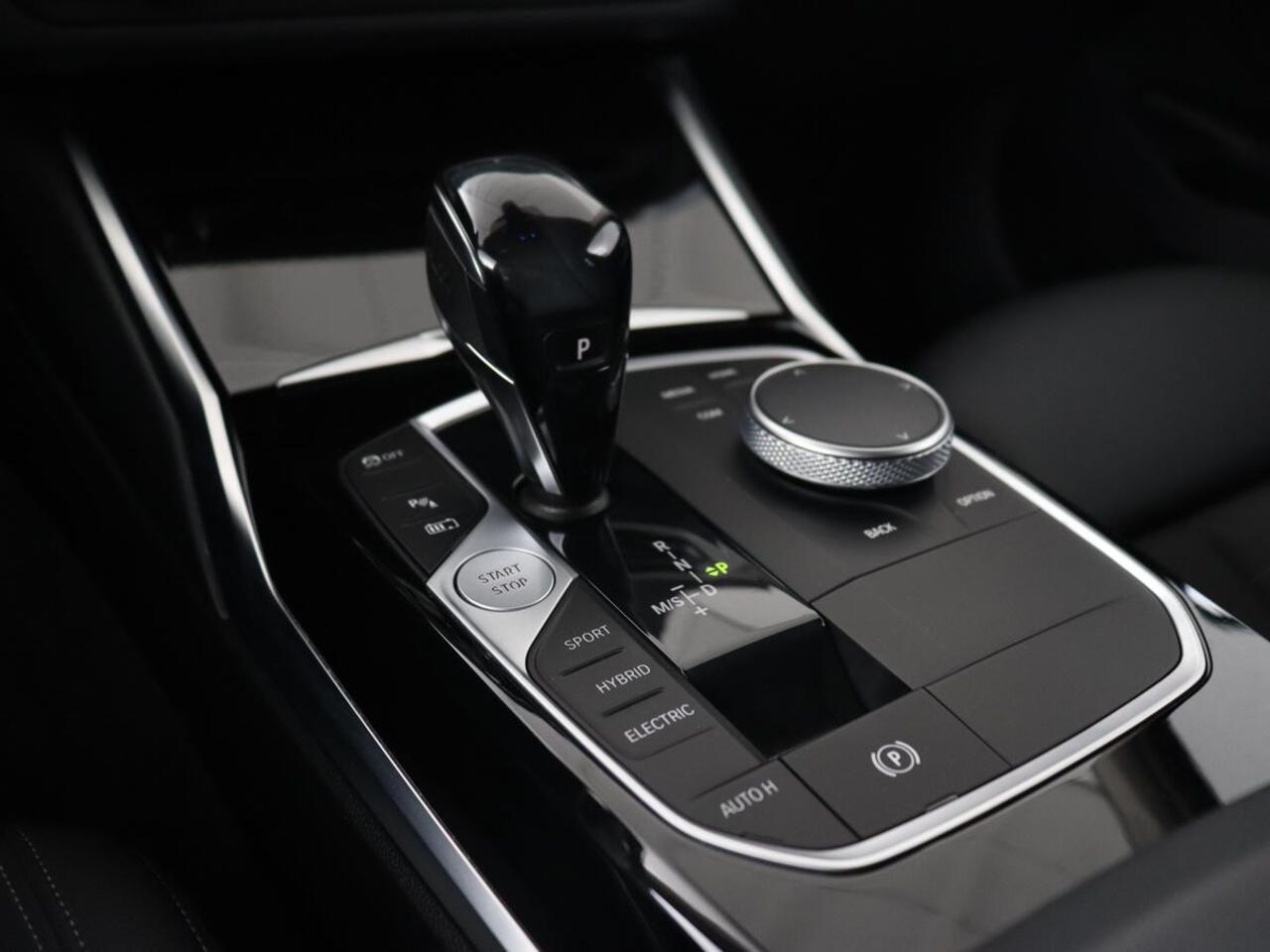 BMW 3-SERIE 330e Sport Line | Stoelverwarming | Carplay | Sportstoelen | Half leder | Camera | Navigatie | Live Cockpit | DAB | Full LED | Park Assist | Navigatie | Climate control | PHEV | Plug In