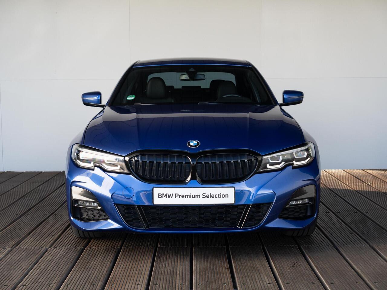 BMW 3-SERIE Sedan 330e | High Executive | M Sport | Stoelverwarming | Harman Kardon | LED | Cruise Control | 18''