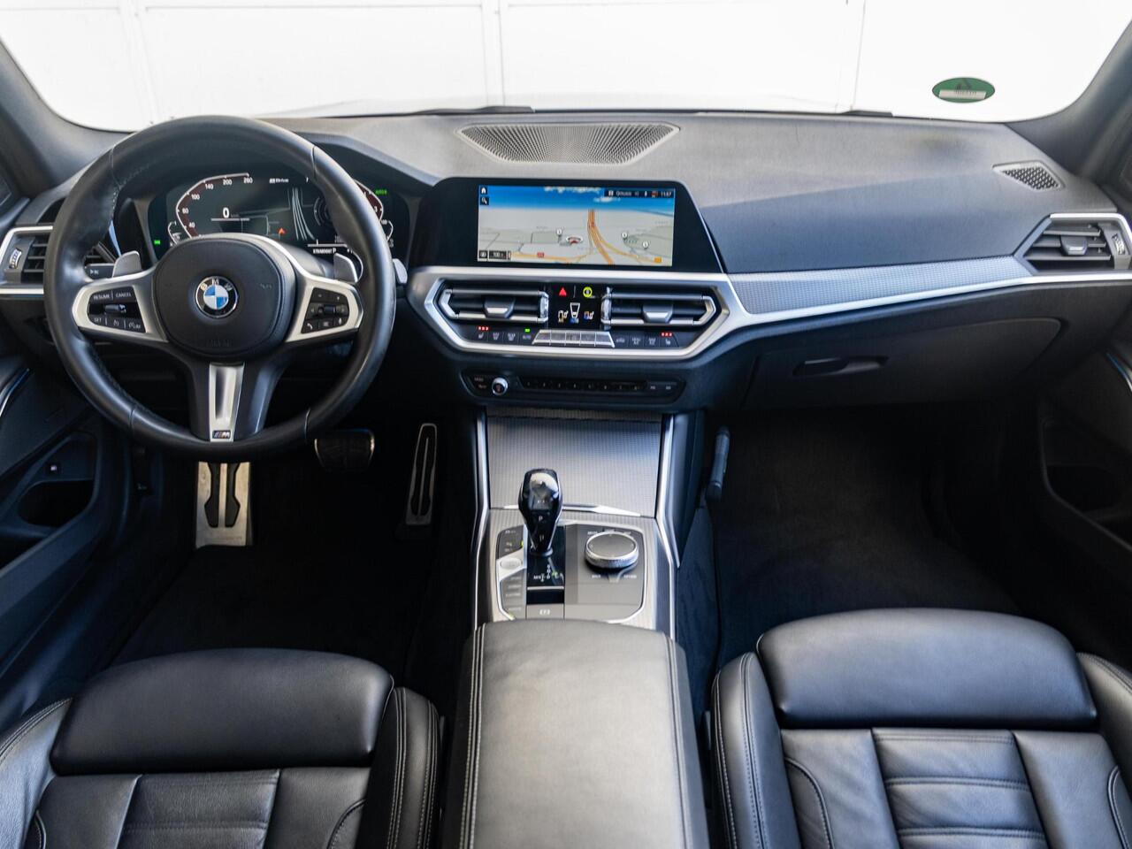 BMW 3-SERIE Sedan 330e | High Executive | M Sport | Stoelverwarming | Harman Kardon | LED | Cruise Control | 18''