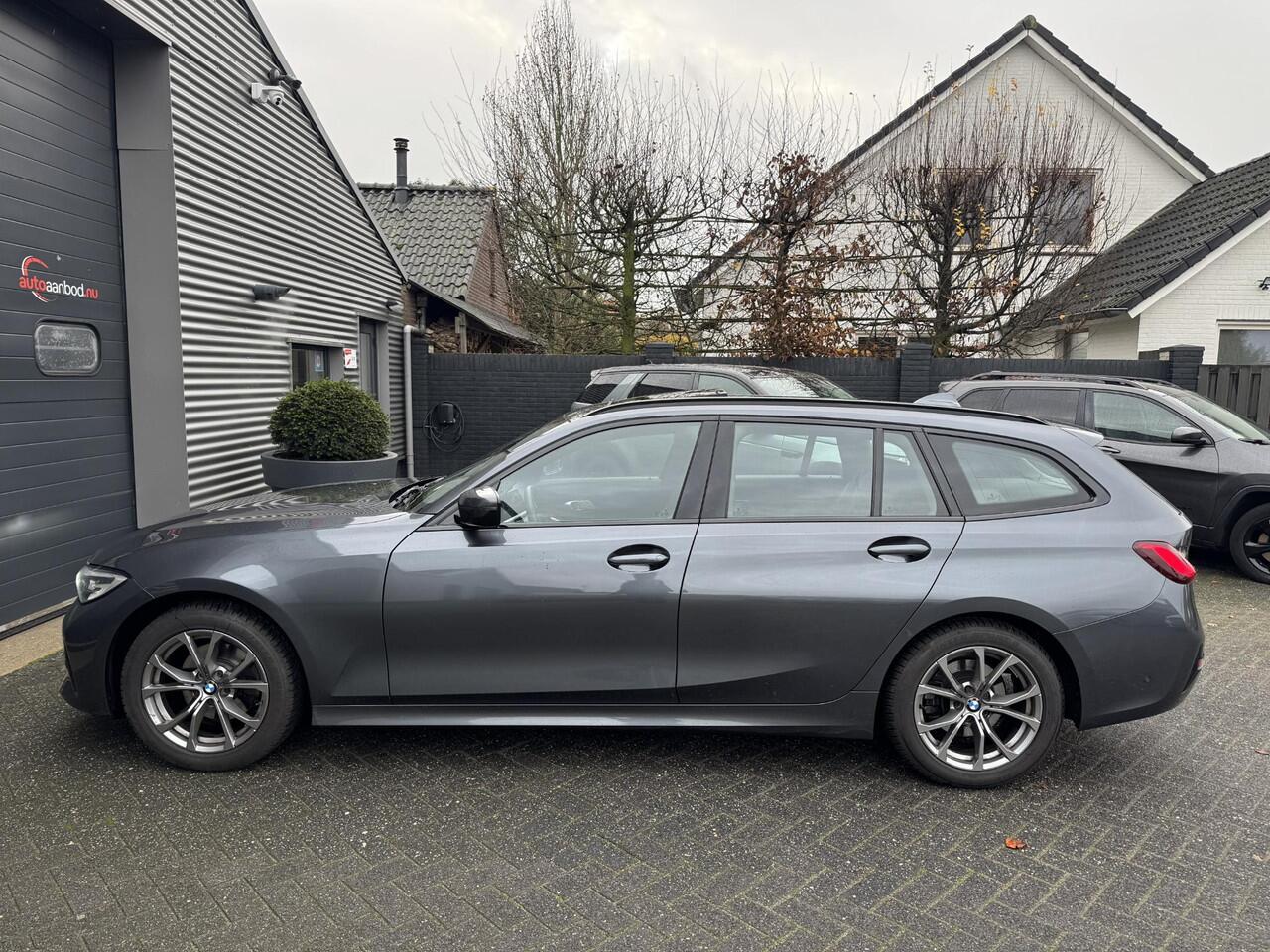 BMW 3-SERIE Touring 320i Executive Edition | Panoramadak | DAB | Carplay | Navigatie | Elektrische Achterklep |