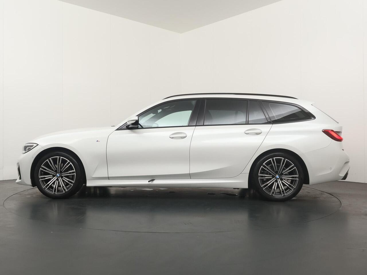 BMW 3-SERIE Touring 320i High Executive Edition | Stoelverwarming | Achteruitrijcamera | Trekhaak |