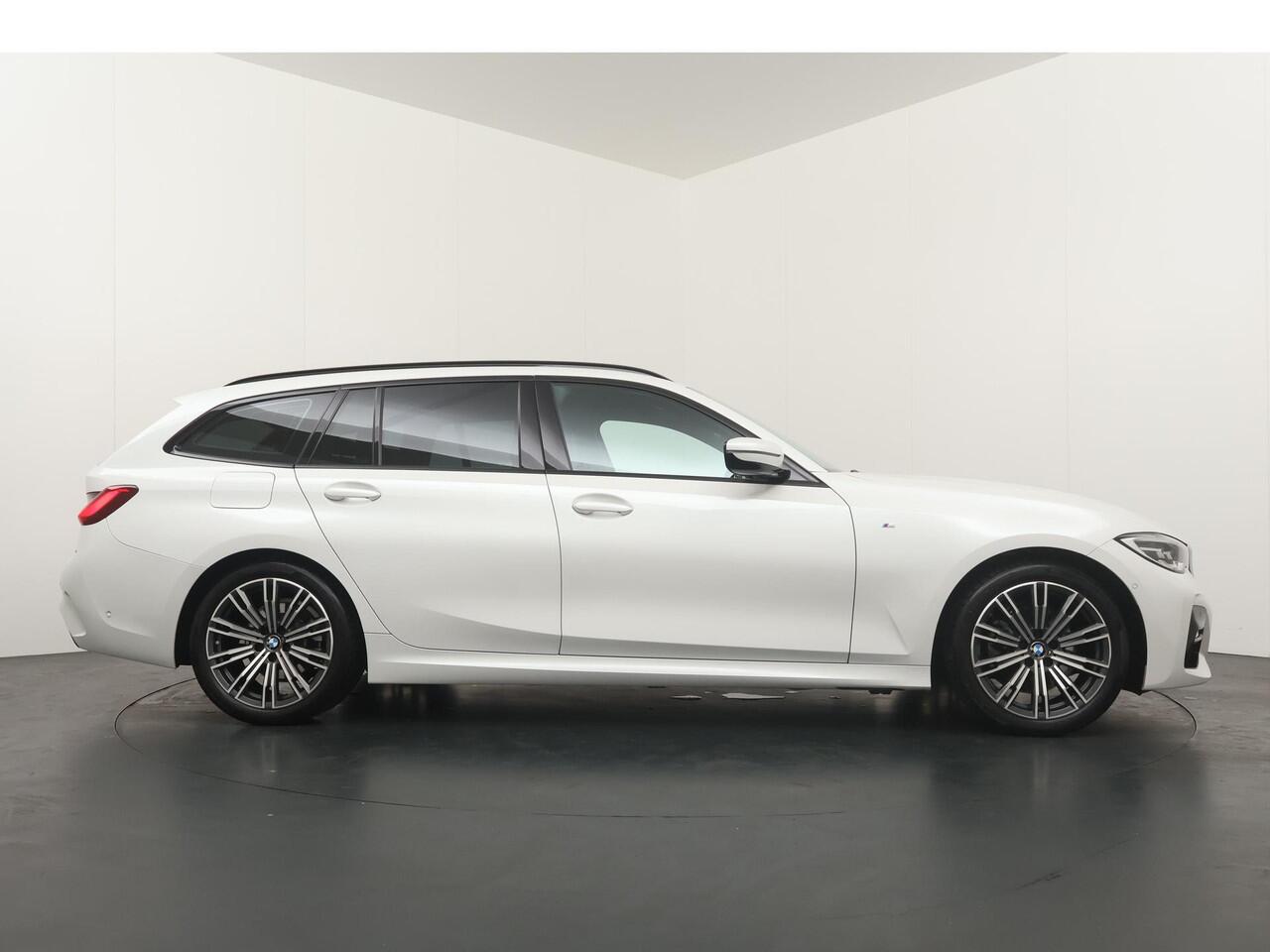 BMW 3-SERIE Touring 320i High Executive Edition | Stoelverwarming | Achteruitrijcamera | Trekhaak |