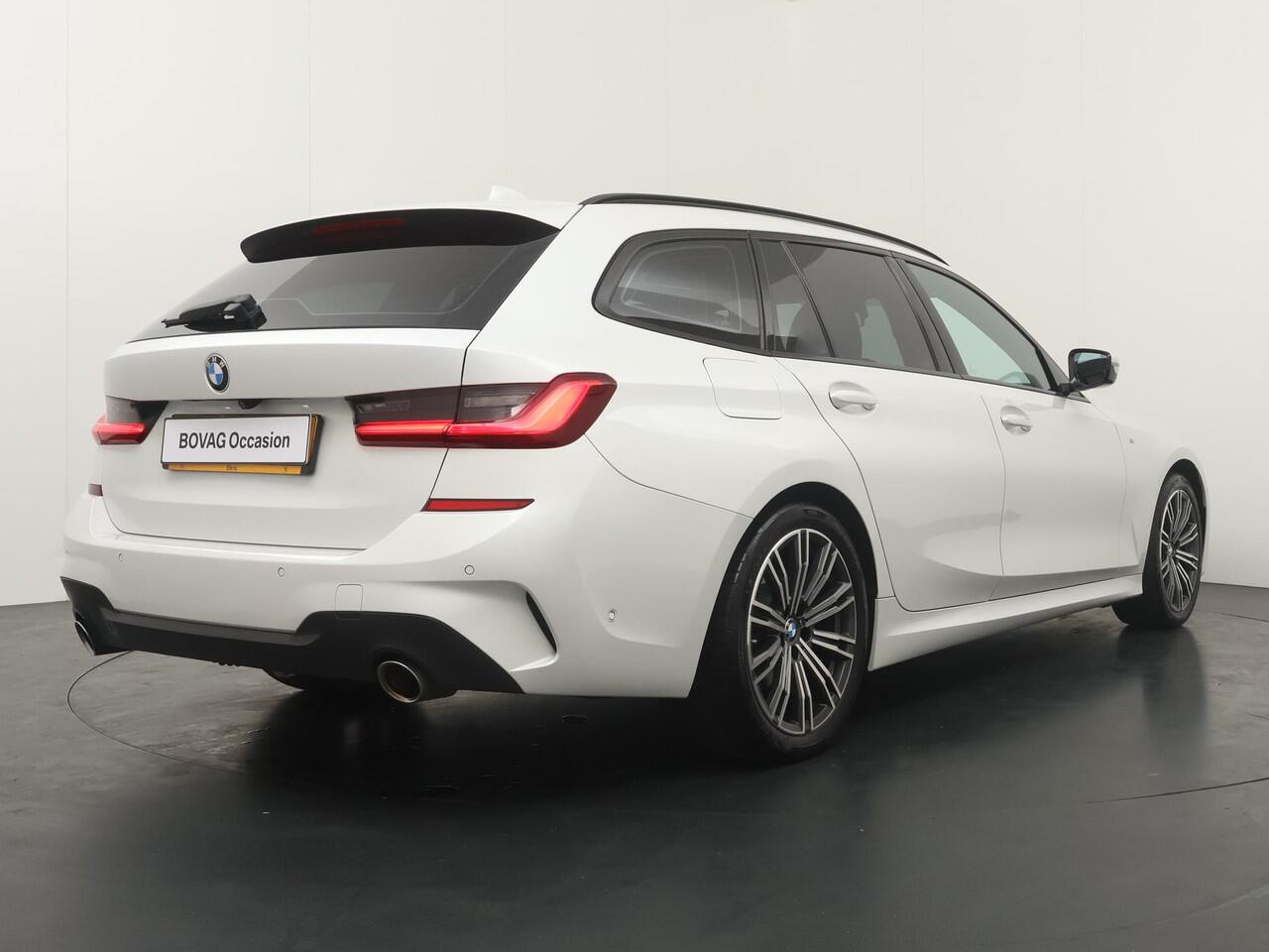 BMW 3-SERIE Touring 320i High Executive Edition | Stoelverwarming | Achteruitrijcamera | Trekhaak |