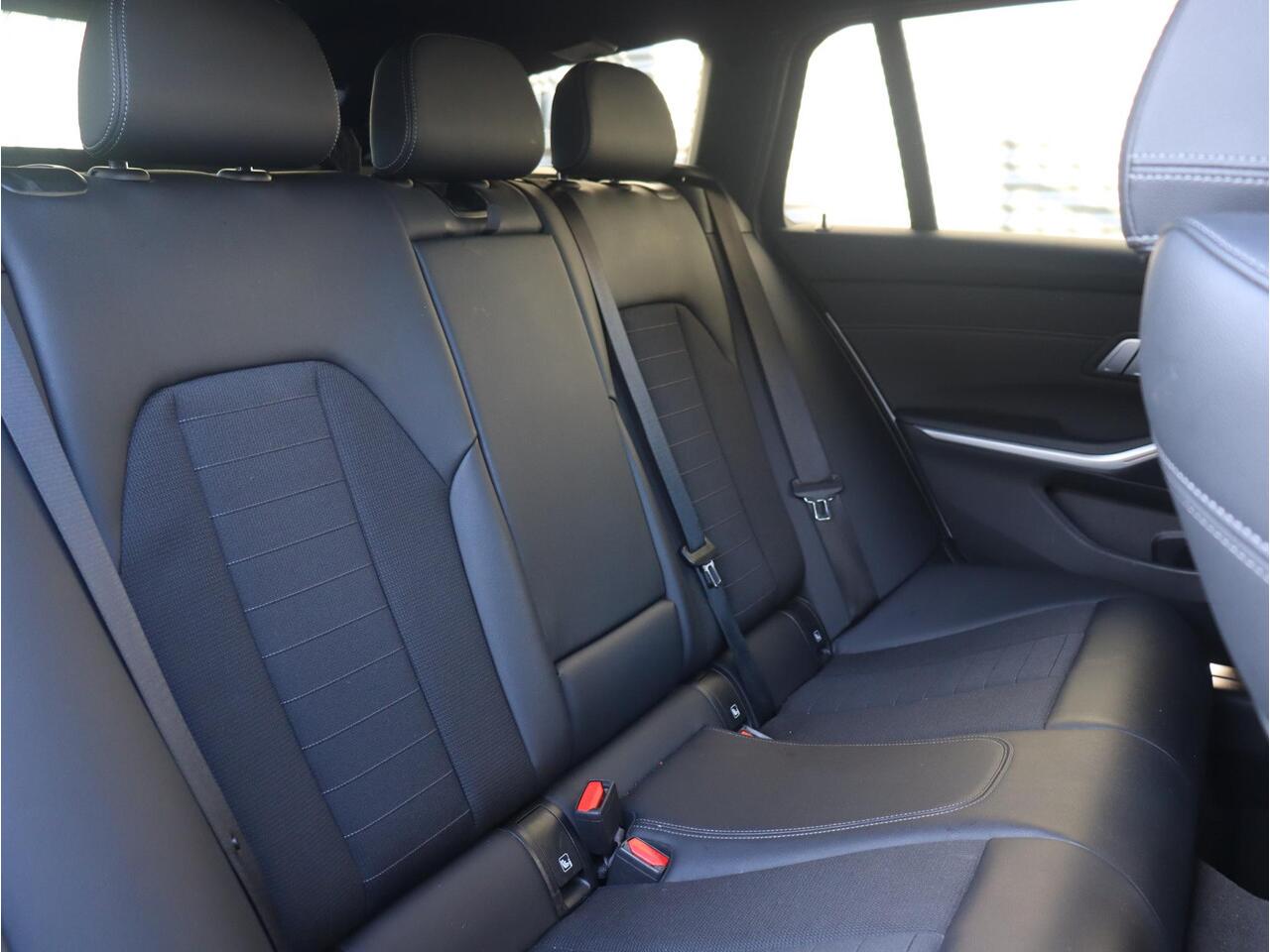 BMW 3-SERIE Touring 318i | Executive | Sport Line | Sportstoelen | Hi-Fi | M Sport Stuurwiel | Climate Control | Getint Glas | 17'' LMV