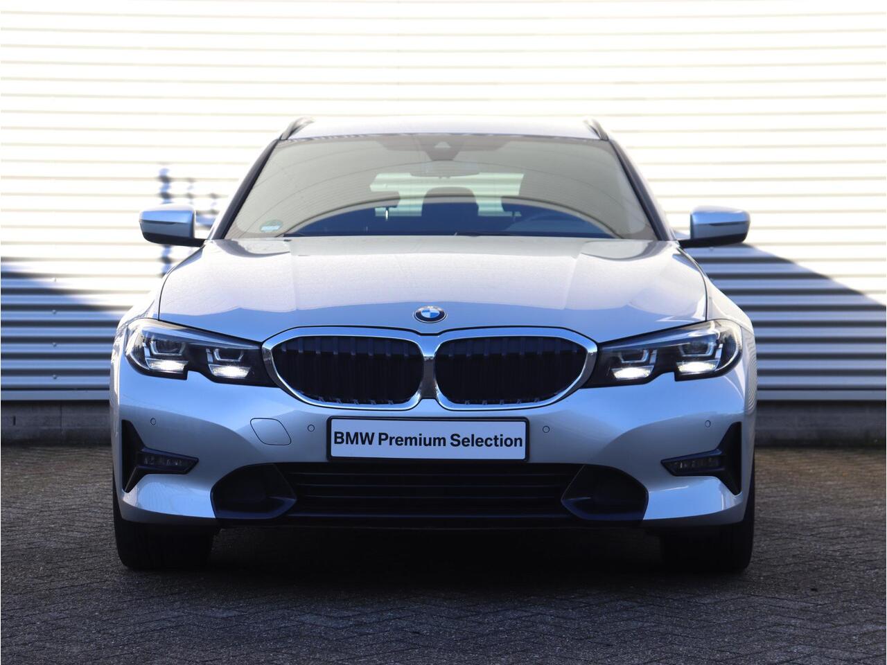 BMW 3-SERIE Touring 318i | Executive | Sport Line | Sportstoelen | Hi-Fi | M Sport Stuurwiel | Climate Control | Getint Glas | 17'' LMV