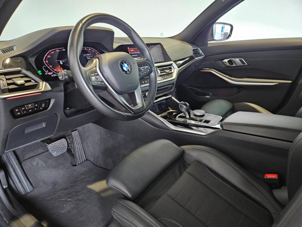 BMW 3-SERIE Touring 318i Executive Edition / Trekhaak / Full LED / NL Auto