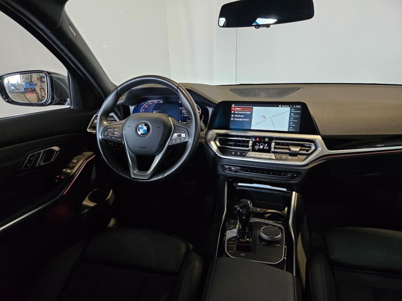 BMW 3-SERIE Touring 318i Executive Edition / Trekhaak / Full LED / NL Auto