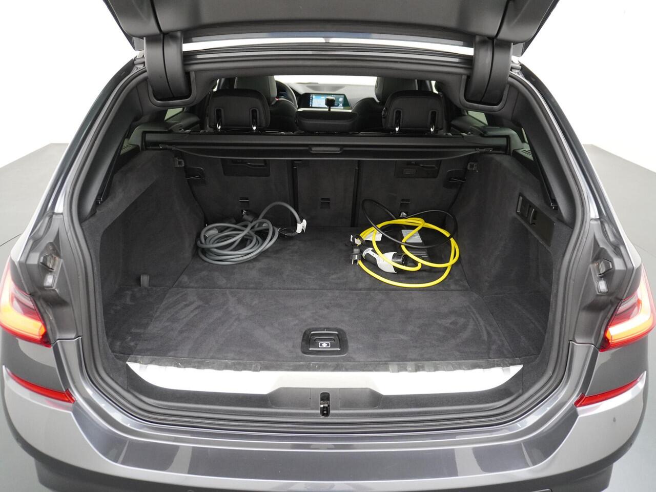 BMW 3-SERIE Touring 330e High Executive VAN ¤ 34.900,- VOOR ¤ 29.877,- UW LENTEVOORDEEL: ¤ 5.023,-!M SPORT DEALER ONDERHOUDEN | LASER LED | HARMAN KARDON | PANORAMADAK| RIJKLAARPRIJS INCL. 12 MND BOVAG GARANTIE