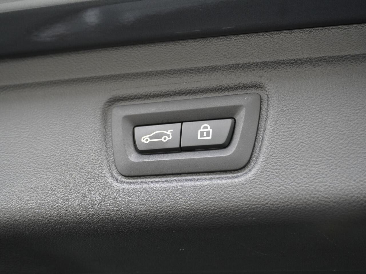 BMW 3-SERIE Touring 330e High Executive VAN ¤ 34.900,- VOOR ¤ 29.877,- UW LENTEVOORDEEL: ¤ 5.023,-!M SPORT DEALER ONDERHOUDEN | LASER LED | HARMAN KARDON | PANORAMADAK| RIJKLAARPRIJS INCL. 12 MND BOVAG GARANTIE