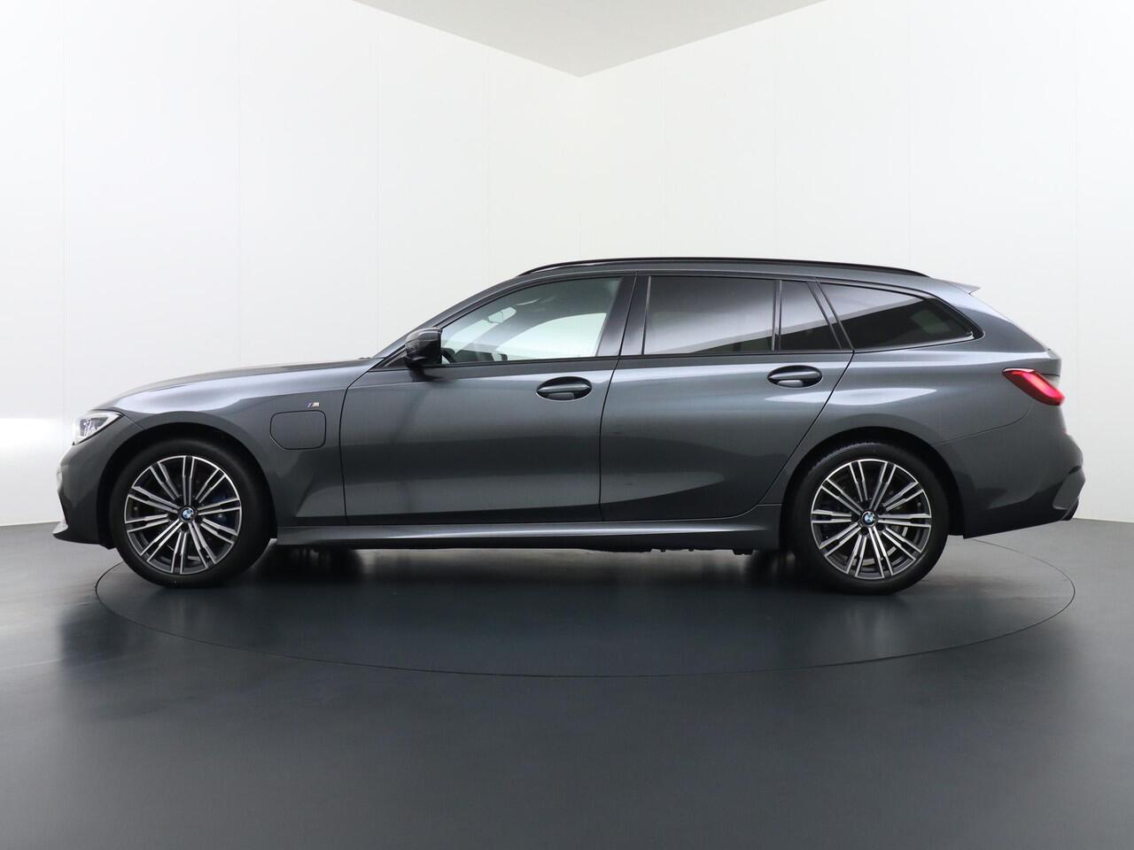 BMW 3-SERIE Touring 330e High Executive VAN ¤ 34.900,- VOOR ¤ 29.877,- UW LENTEVOORDEEL: ¤ 5.023,-!M SPORT DEALER ONDERHOUDEN | LASER LED | HARMAN KARDON | PANORAMADAK| RIJKLAARPRIJS INCL. 12 MND BOVAG GARANTIE