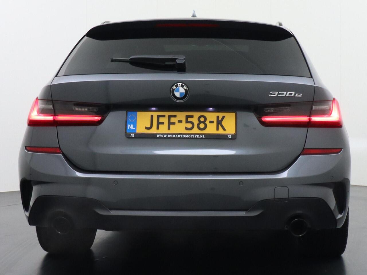 BMW 3-SERIE Touring 330e High Executive VAN ¤ 34.900,- VOOR ¤ 29.877,- UW LENTEVOORDEEL: ¤ 5.023,-!M SPORT DEALER ONDERHOUDEN | LASER LED | HARMAN KARDON | PANORAMADAK| RIJKLAARPRIJS INCL. 12 MND BOVAG GARANTIE