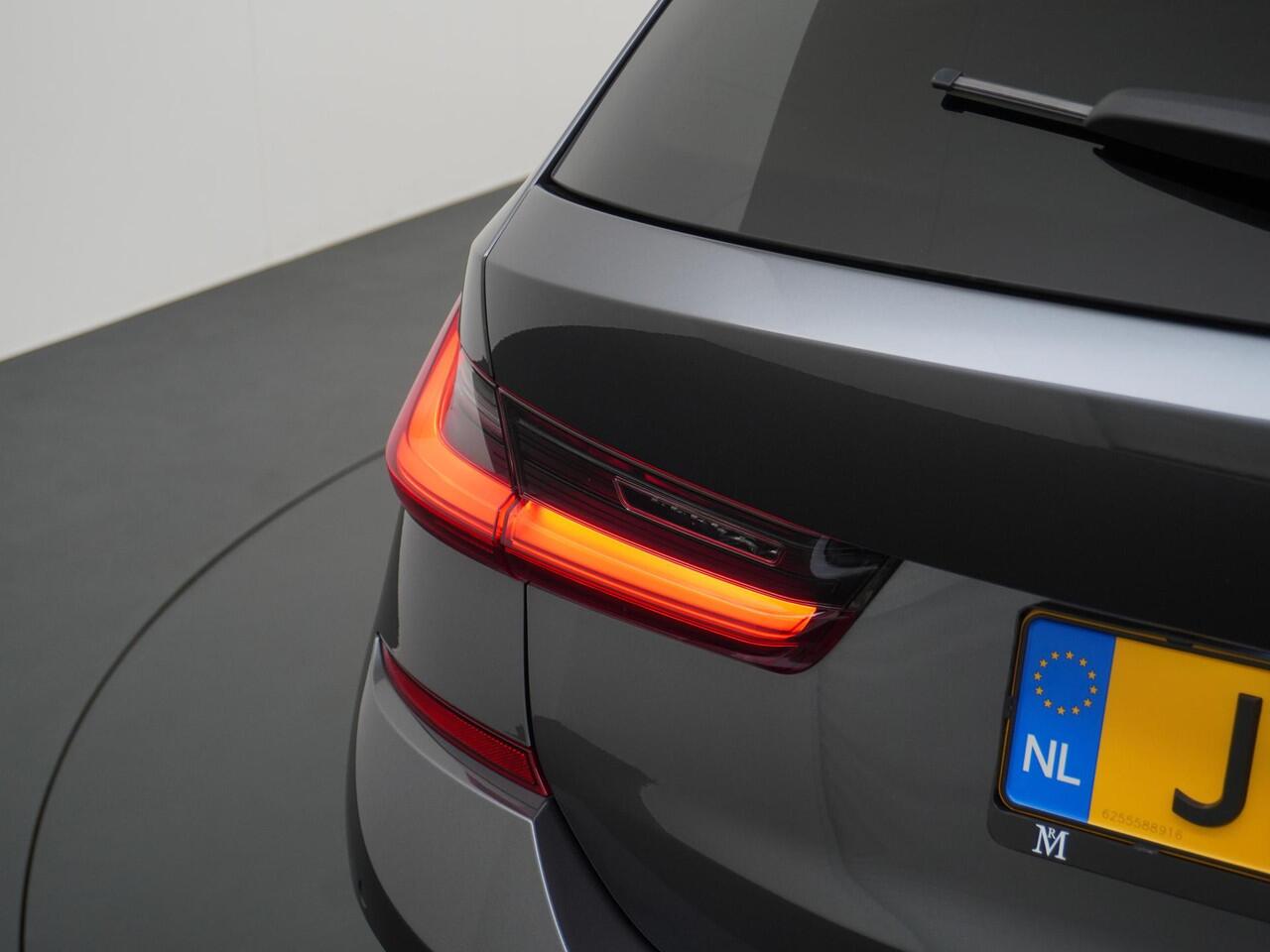 BMW 3-SERIE Touring 330e High Executive VAN ¤ 34.900,- VOOR ¤ 29.877,- UW LENTEVOORDEEL: ¤ 5.023,-!M SPORT DEALER ONDERHOUDEN | LASER LED | HARMAN KARDON | PANORAMADAK| RIJKLAARPRIJS INCL. 12 MND BOVAG GARANTIE