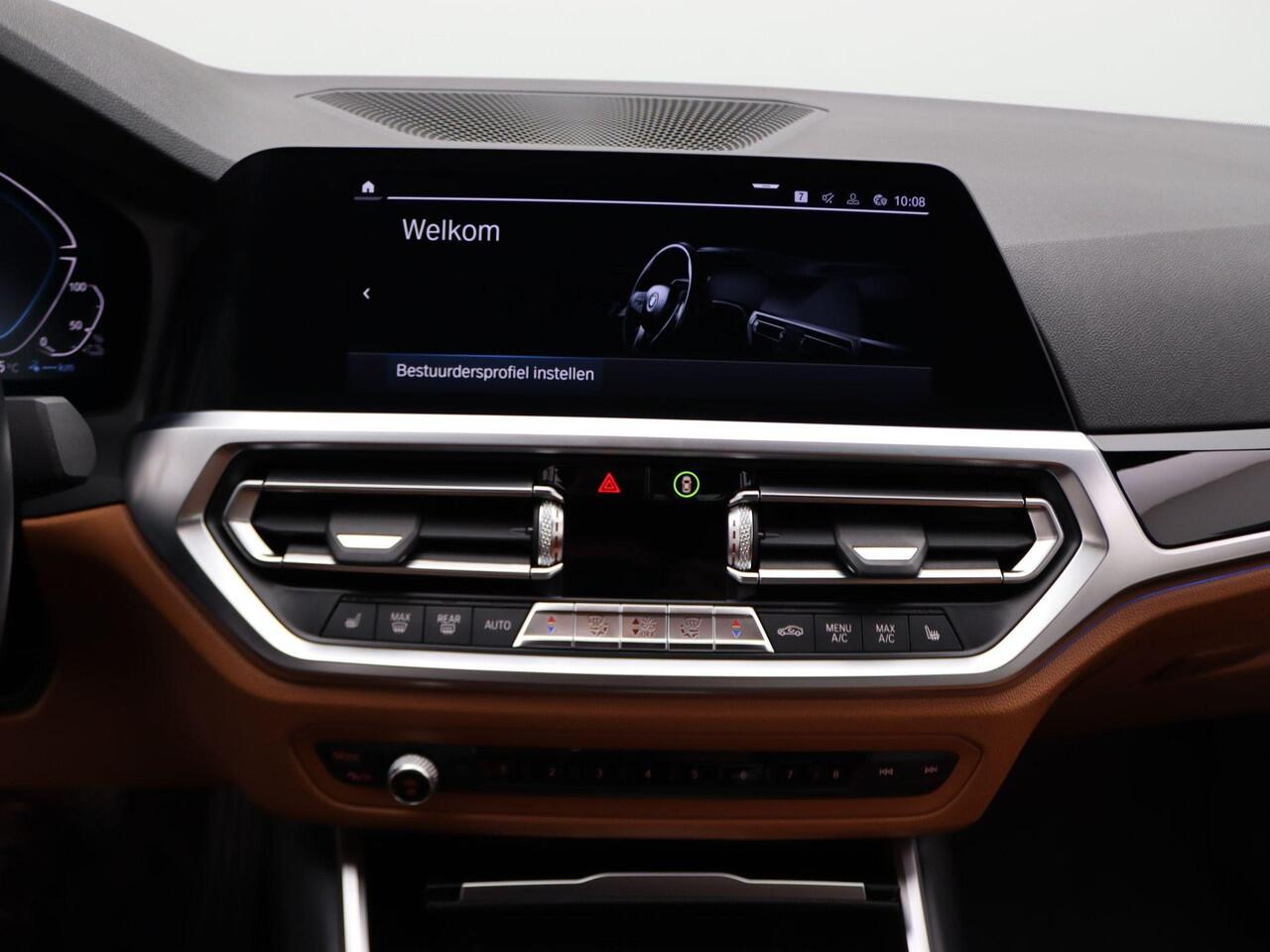 BMW 3-SERIE Sedan 330e High Executive | Model Sport Line | Parking Pack | Sportstoelen | Parking Assistant | Hemelbekleding Anthrazit | 17''