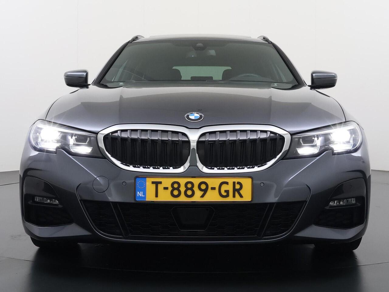 BMW 3-SERIE Touring 320i VAN ¤ 33.900,- VOOR ¤ 29.877,- UW LENTEVOORDEEL ¤ 4.023,-! |M-SPORT| PANO| ADAP. CRUISE| NET GROOT ONDERHOUD GEHAD, RIJKLAAR| ELEK. ACHTERKLEP| CAMERA| INCL. 12 MND BOVAG GARANTIE