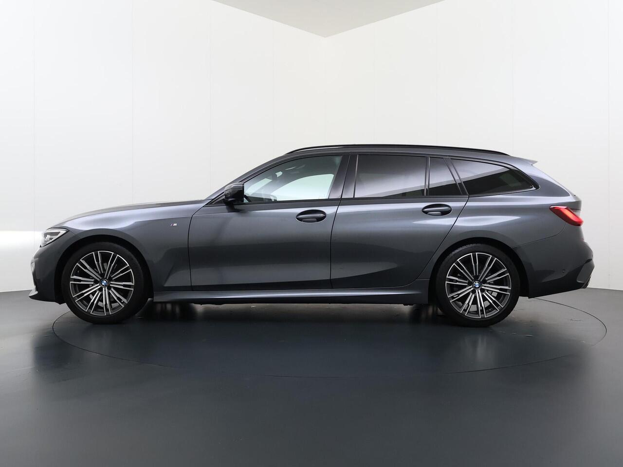 BMW 3-SERIE Touring 320i VAN ¤ 33.900,- VOOR ¤ 29.877,- UW LENTEVOORDEEL ¤ 4.023,-! |M-SPORT| PANO| ADAP. CRUISE| NET GROOT ONDERHOUD GEHAD, RIJKLAAR| ELEK. ACHTERKLEP| CAMERA| INCL. 12 MND BOVAG GARANTIE