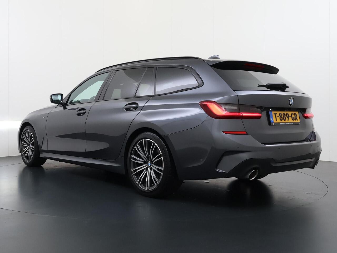 BMW 3-SERIE Touring 320i VAN ¤ 33.900,- VOOR ¤ 29.877,- UW LENTEVOORDEEL ¤ 4.023,-! |M-SPORT| PANO| ADAP. CRUISE| NET GROOT ONDERHOUD GEHAD, RIJKLAAR| ELEK. ACHTERKLEP| CAMERA| INCL. 12 MND BOVAG GARANTIE