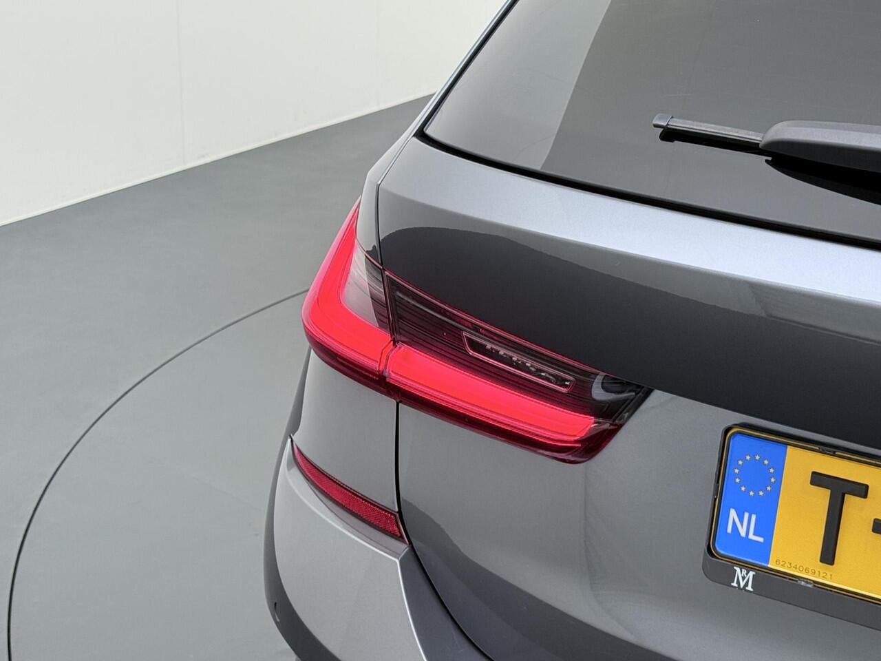 BMW 3-SERIE Touring 320i VAN ¤ 33.900,- VOOR ¤ 29.877,- UW LENTEVOORDEEL ¤ 4.023,-! |M-SPORT| PANO| ADAP. CRUISE| NET GROOT ONDERHOUD GEHAD, RIJKLAAR| ELEK. ACHTERKLEP| CAMERA| INCL. 12 MND BOVAG GARANTIE