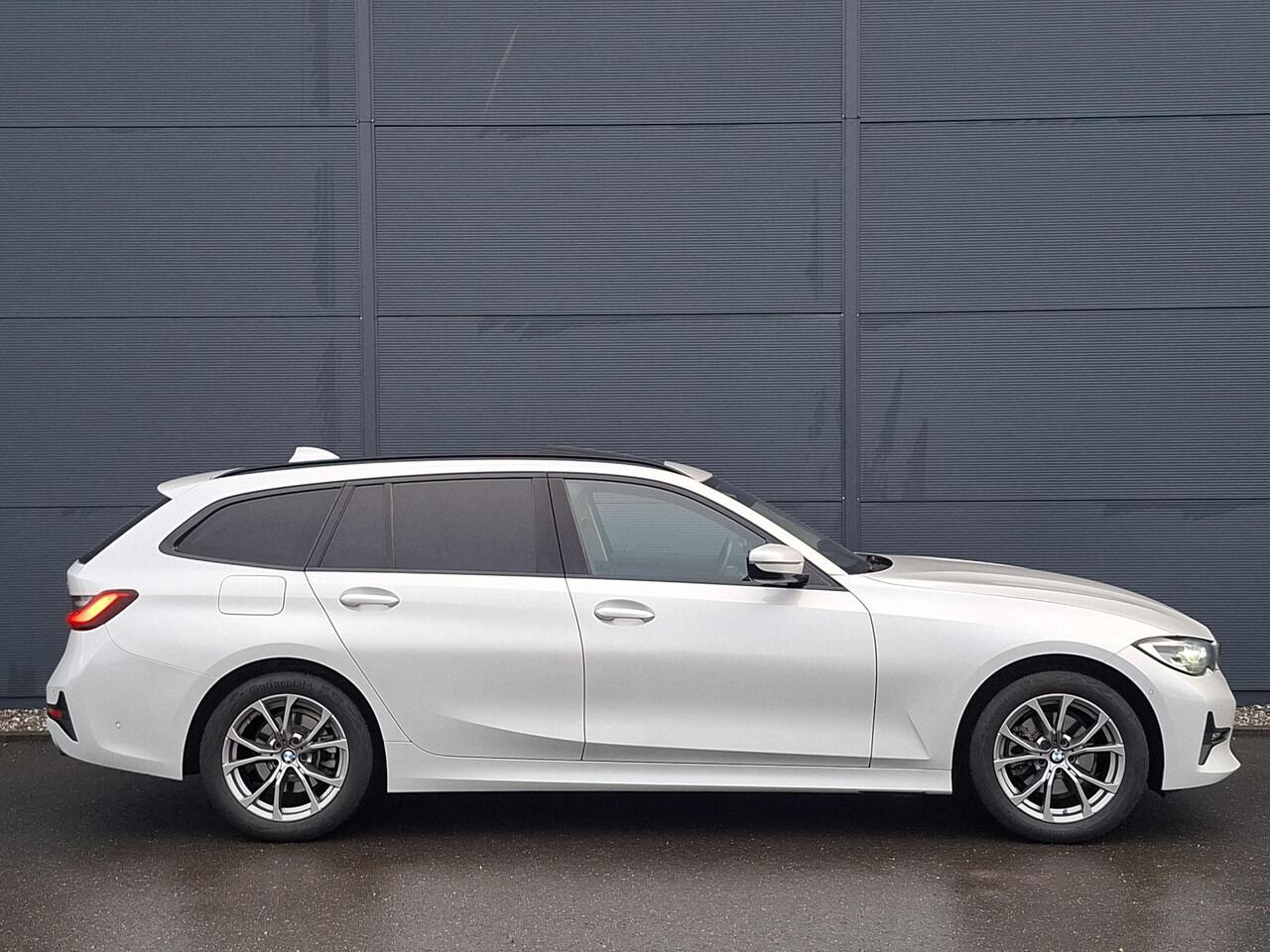 BMW 3-SERIE Touring 320i Executive Edition | Sportline | Pano | Camera