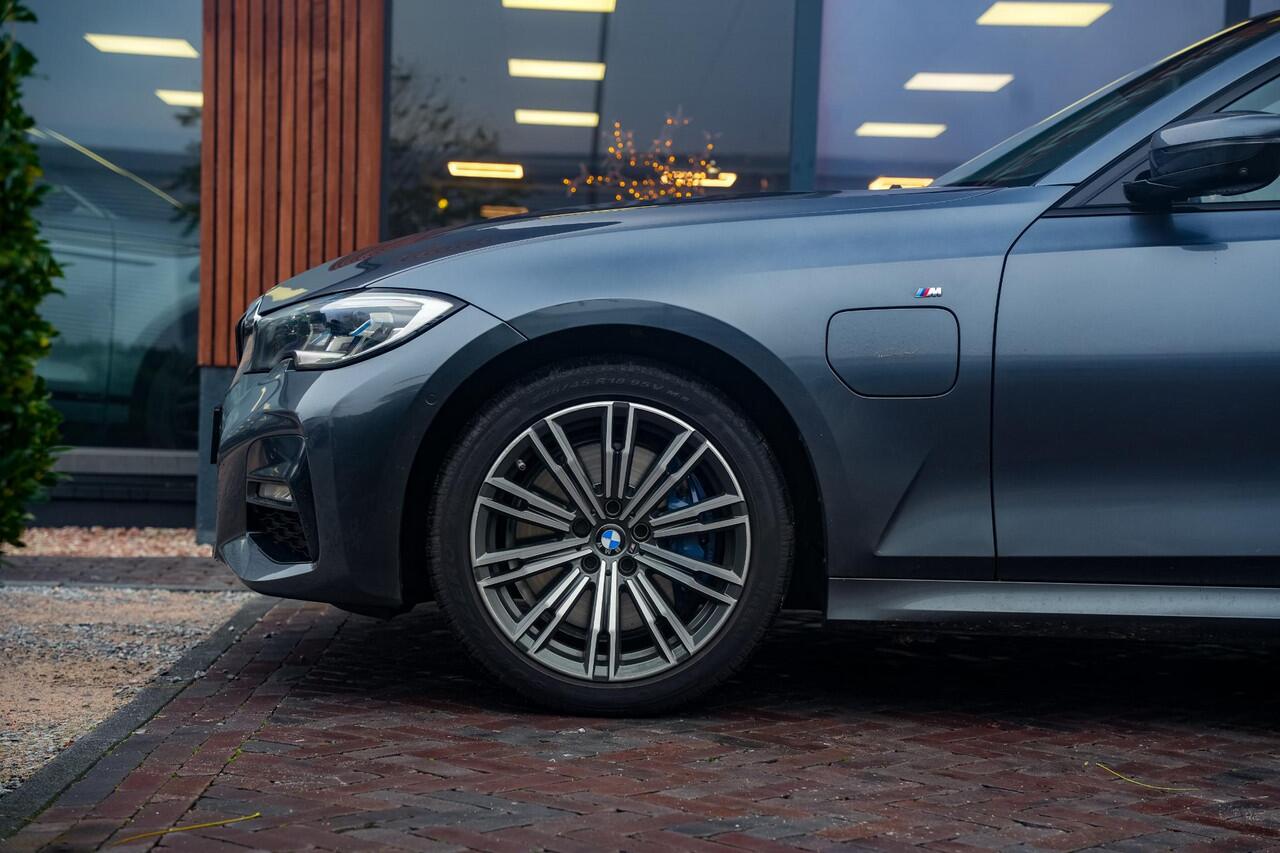 BMW 3-SERIE Touring 330e High Executive M Sport Panodak Harman Kardon HUD Leer Alcantara