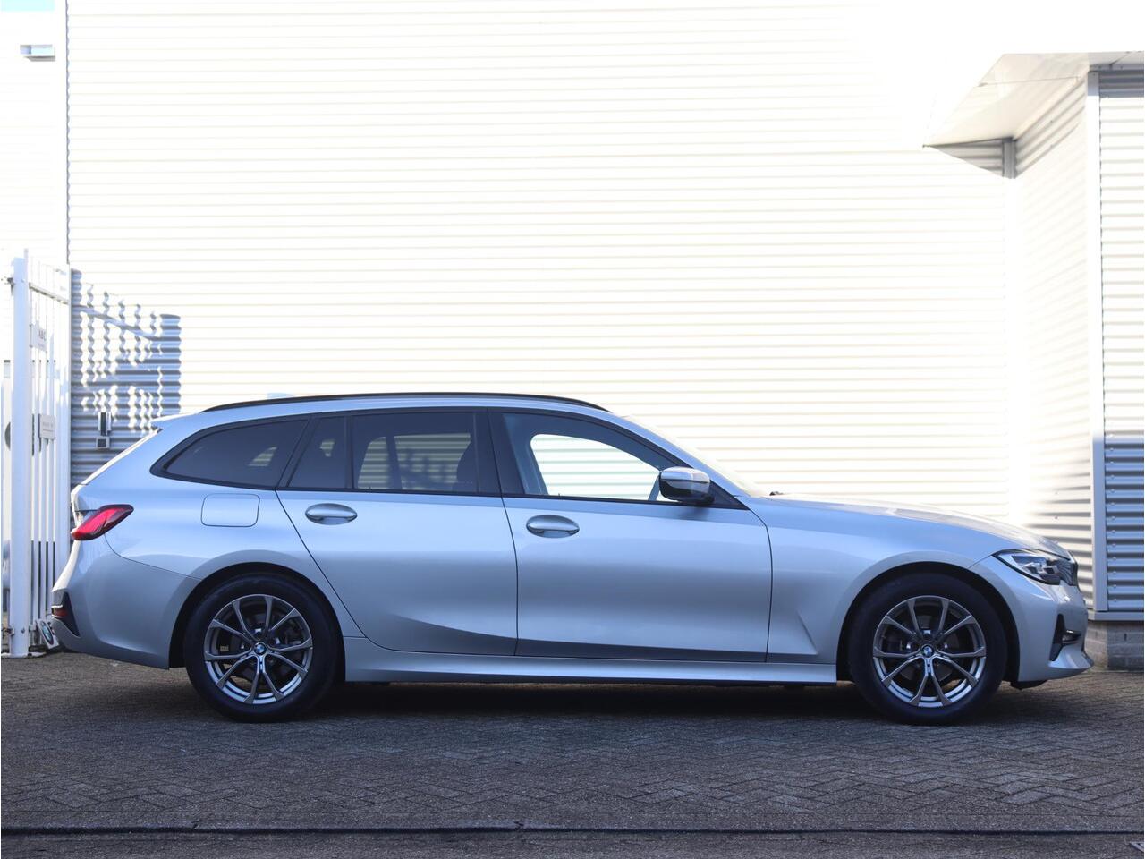 BMW 3-SERIE Touring 318i | Executive | Sport Line | Sportstoelen | Hi-Fi | M Sport Stuurwiel | Climate Control | Getint Glas | 17'' LMV