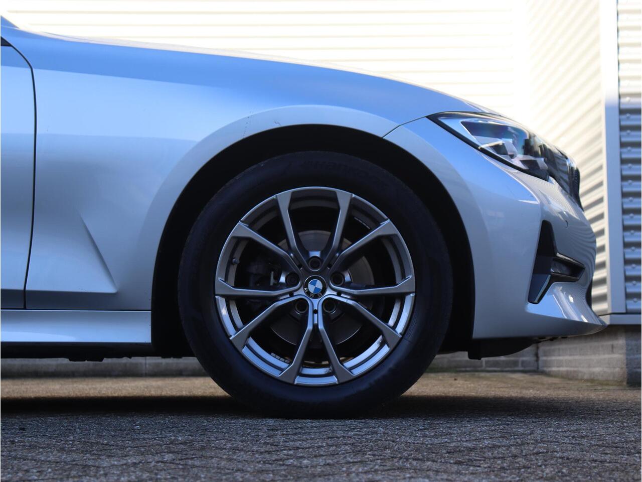 BMW 3-SERIE Touring 318i | Executive | Sport Line | Sportstoelen | Hi-Fi | M Sport Stuurwiel | Climate Control | Getint Glas | 17'' LMV