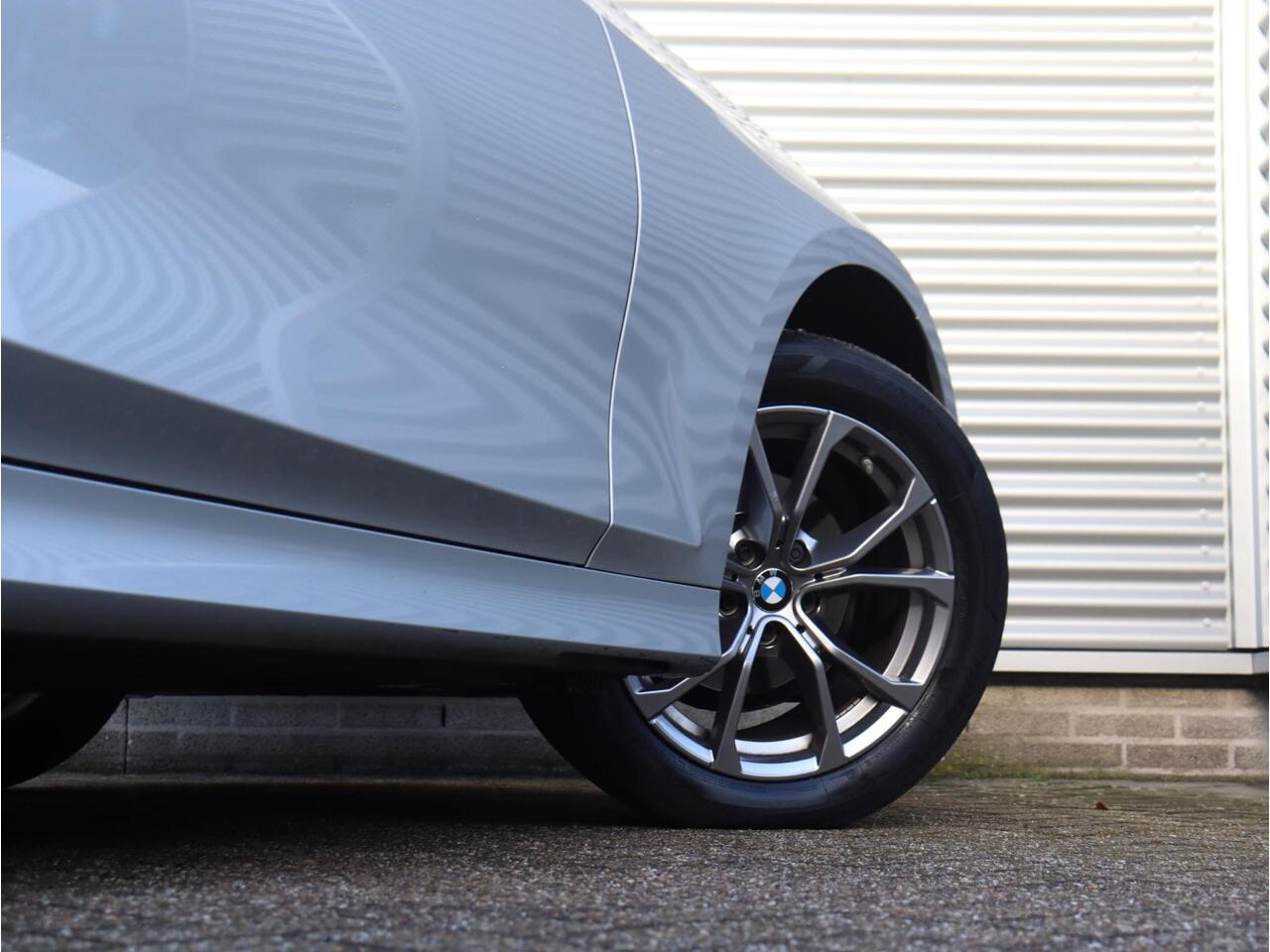 BMW 3-SERIE Touring 318i | Executive | Sport Line | Sportstoelen | Hi-Fi | M Sport Stuurwiel | Climate Control | Getint Glas | 17'' LMV