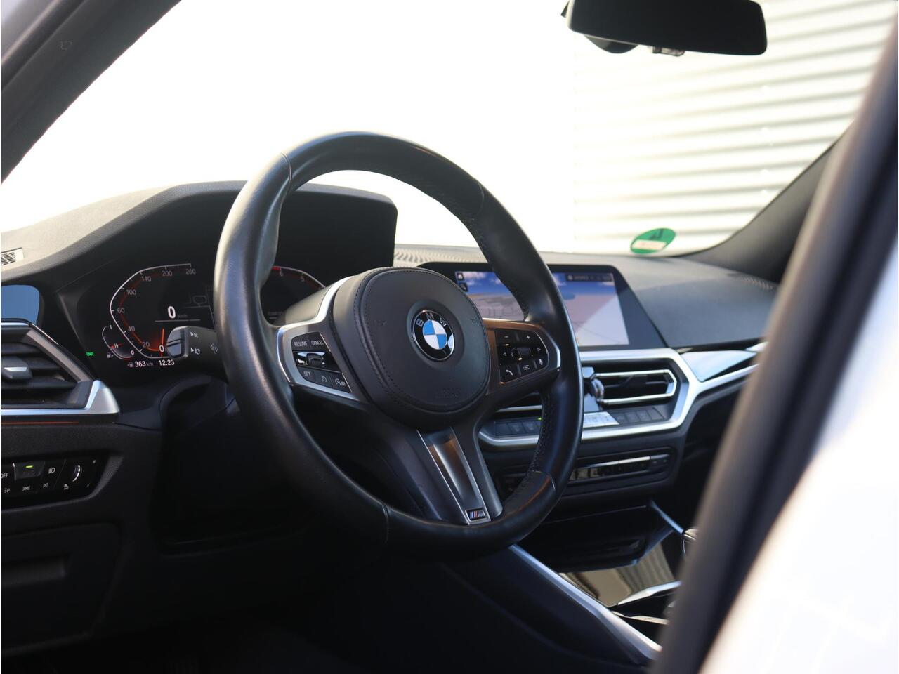 BMW 3-SERIE Touring 318i | Executive | Sport Line | Sportstoelen | Hi-Fi | M Sport Stuurwiel | Climate Control | Getint Glas | 17'' LMV