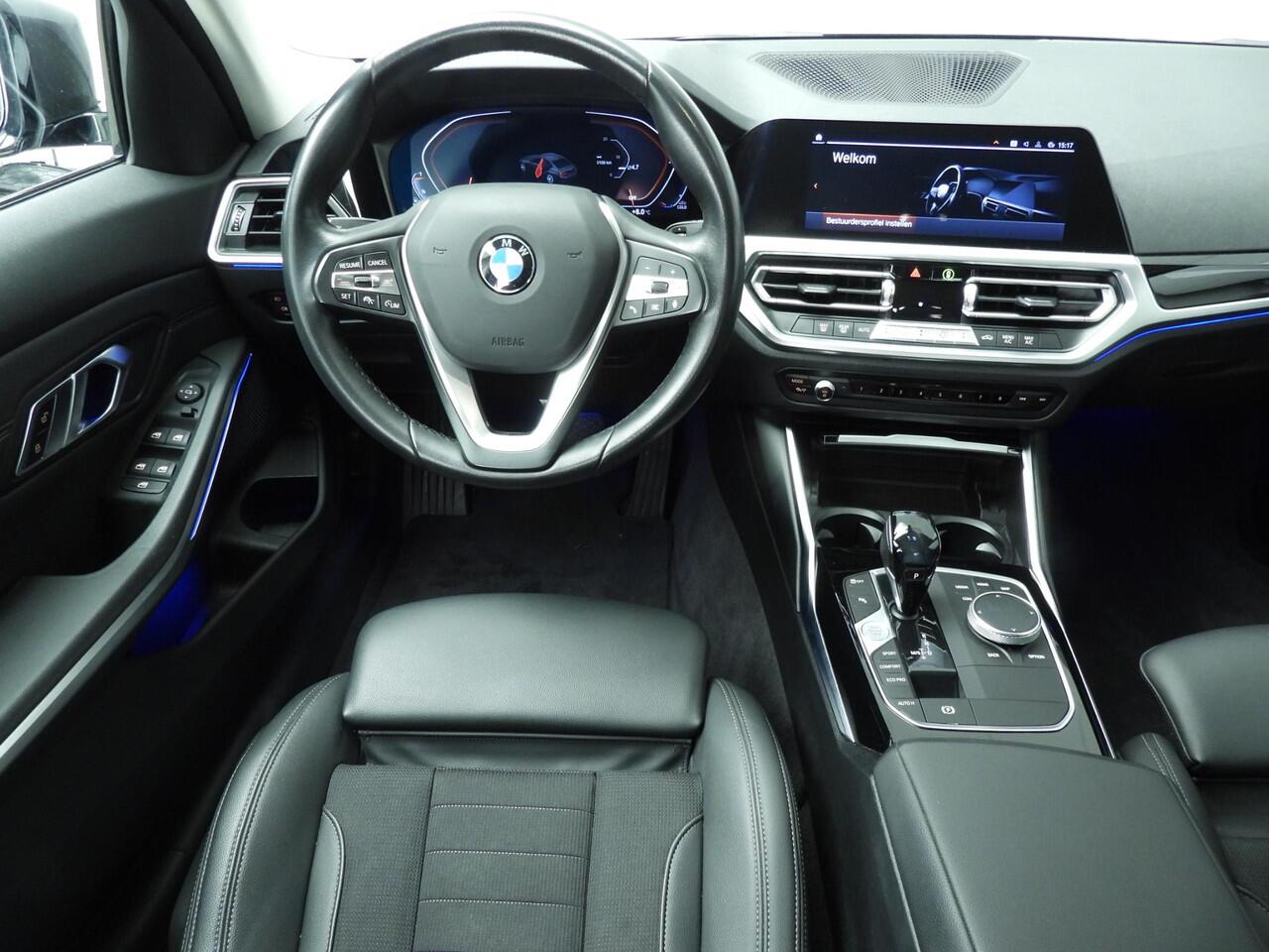 BMW 3-SERIE Sedan 318d | LED | Navigatie | Active cruise | Trekhaak | Sportstoelen | DAB | Alu 17 inch